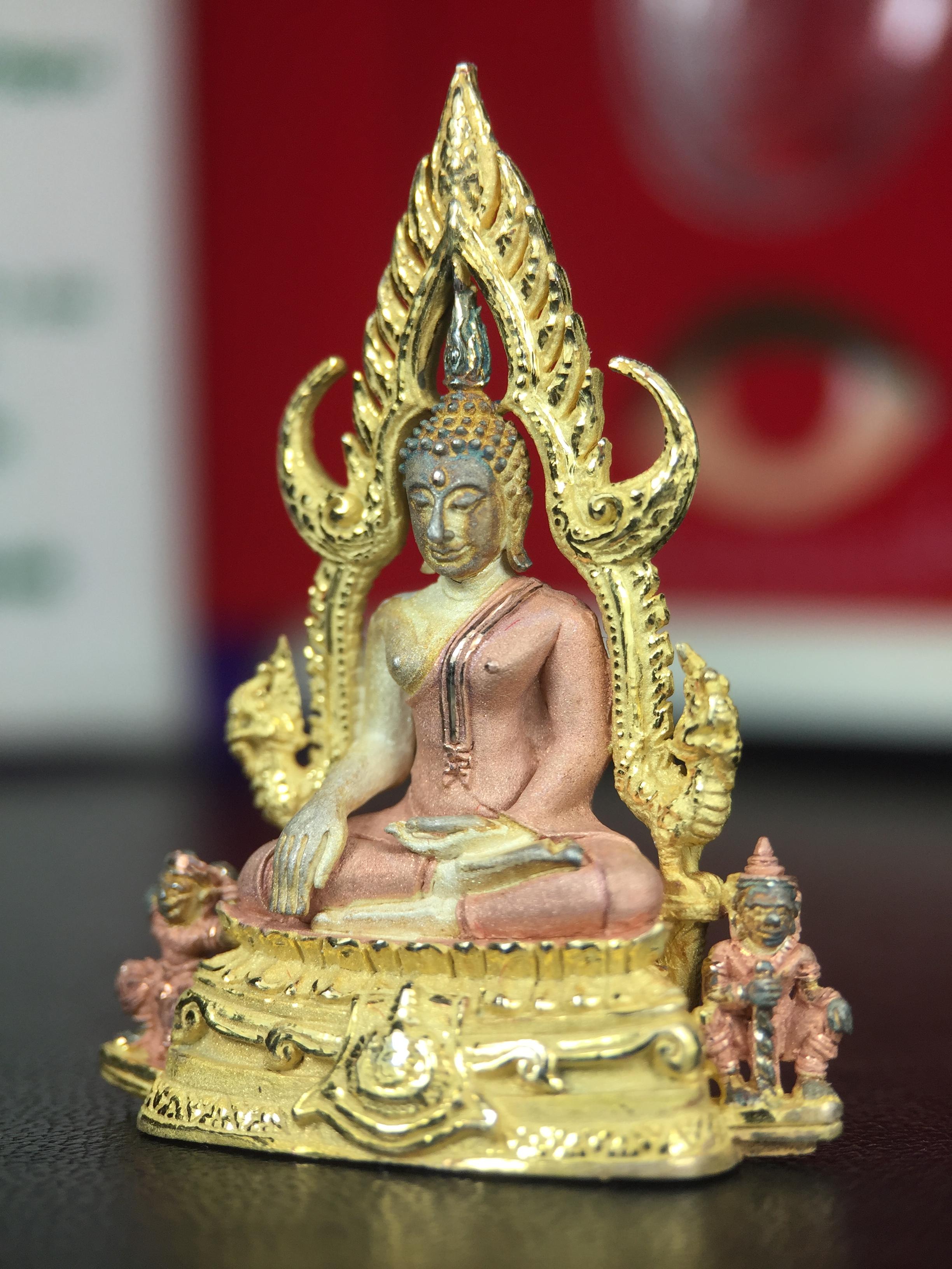 พระพุทธชินราช ภปร. ในวโรกาสพระราชพิธีมหามงคล เฉลิมพระชนมายุ6รอบ 5ธันวาคม2542 มูลนิธิพิทักษ์ดวงตาประชาชน จัดสร้าง เนื้อเงินบริสุทธิ์ 99.9% แบบสามกษัตริย์ขัดเงาบางส่วน พิมพ์ใหญ่ ขนาดสูง 3.4 ซม. พร้อมกล่องบรรจุเดิม