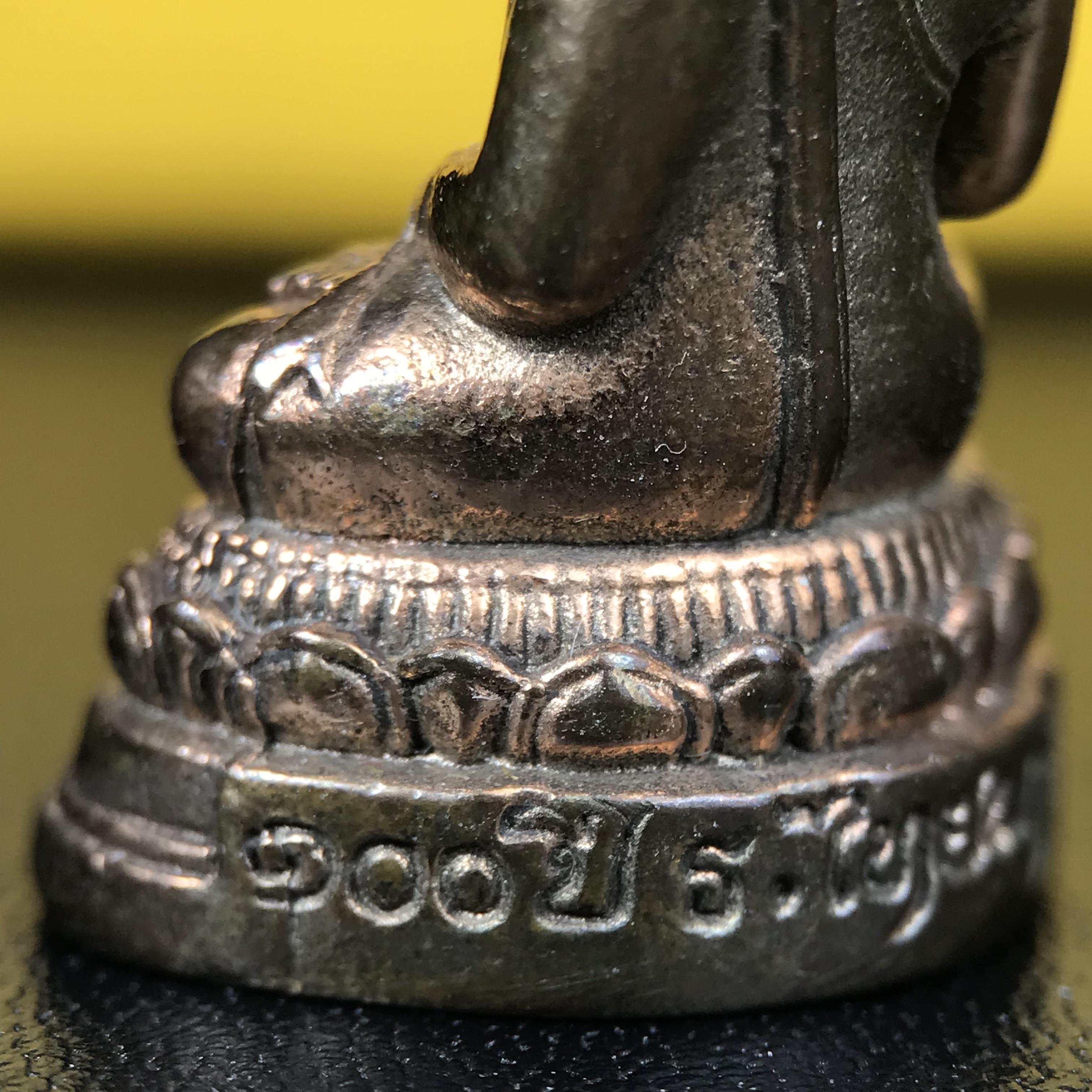 พระกริ่งพระพุทธนรสีห์ จปร.+ภปร. ครบรอบ 100 ปี ธนาคารไทยพาณิชย์ ปี 2550 พระกริ่งเนื้อนวโลหะพิเศษ(หล่อในพิธีเททอง)(หายาก)(พุทธศิลป์งดงาม)ด้านหน้าฐานประดับด้วยตราสัญลักษณ์ "จปร" และ "ภปร" (องค์เทหล่อในพิธีสร้างน้อย หายากมาก)1 ใน 1000 องค์