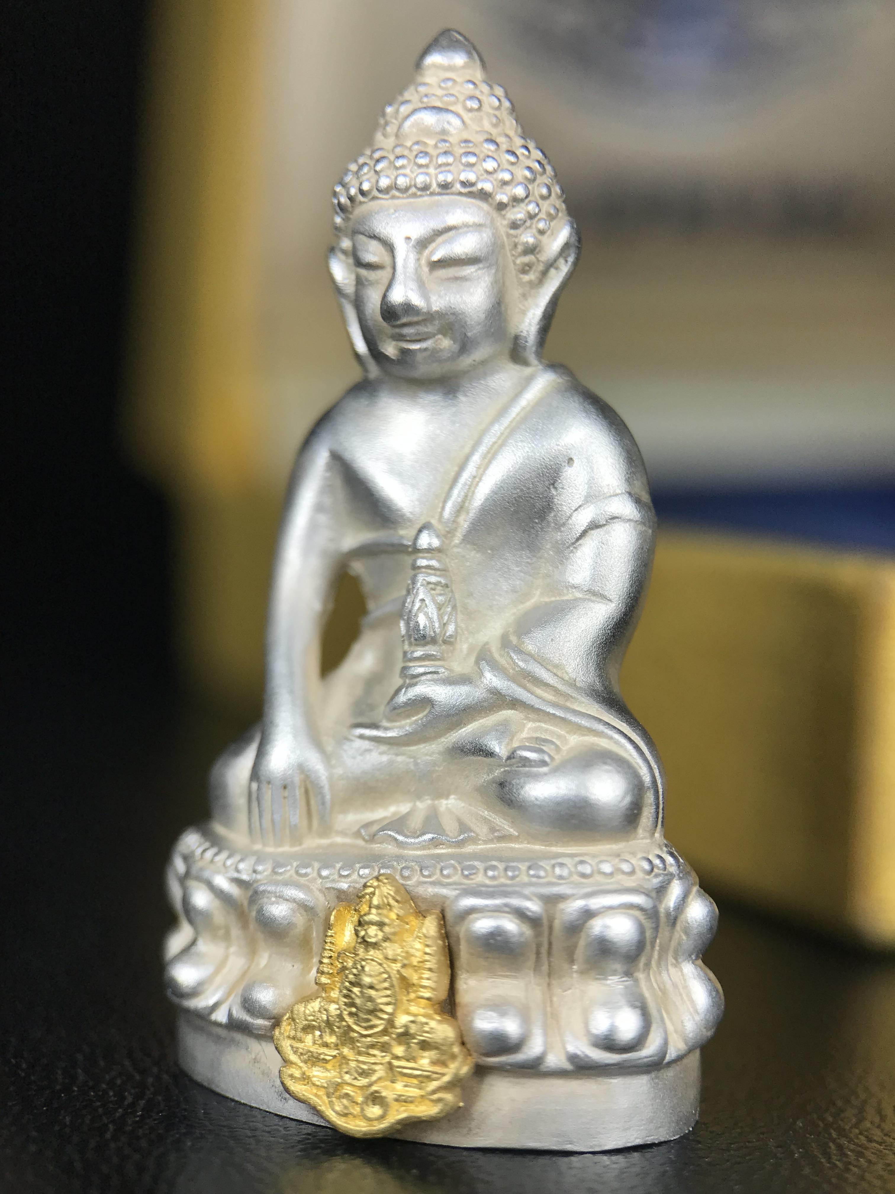 พระกริ่งสมเด็จญาณ วัดบวรนิเวศวิหาร เนื้อเงินบริสุทธิ์ 92.5% ตรากาญจนาภิเษกทองคำ(เนื้อทองคำแท้) พระราชทานแจกเมื่อ 3 ตุลาคม 2538 จัดสร้างในวโรกาส สมเด็จพระญาณสังวร สมเด็จพระสังฆราช ฉลองพระชนมายุครบ 82 พรรษา และฉลองครองราชสมบัติครบ 50 ปี รัชกาลที่ 9 (หายาก)