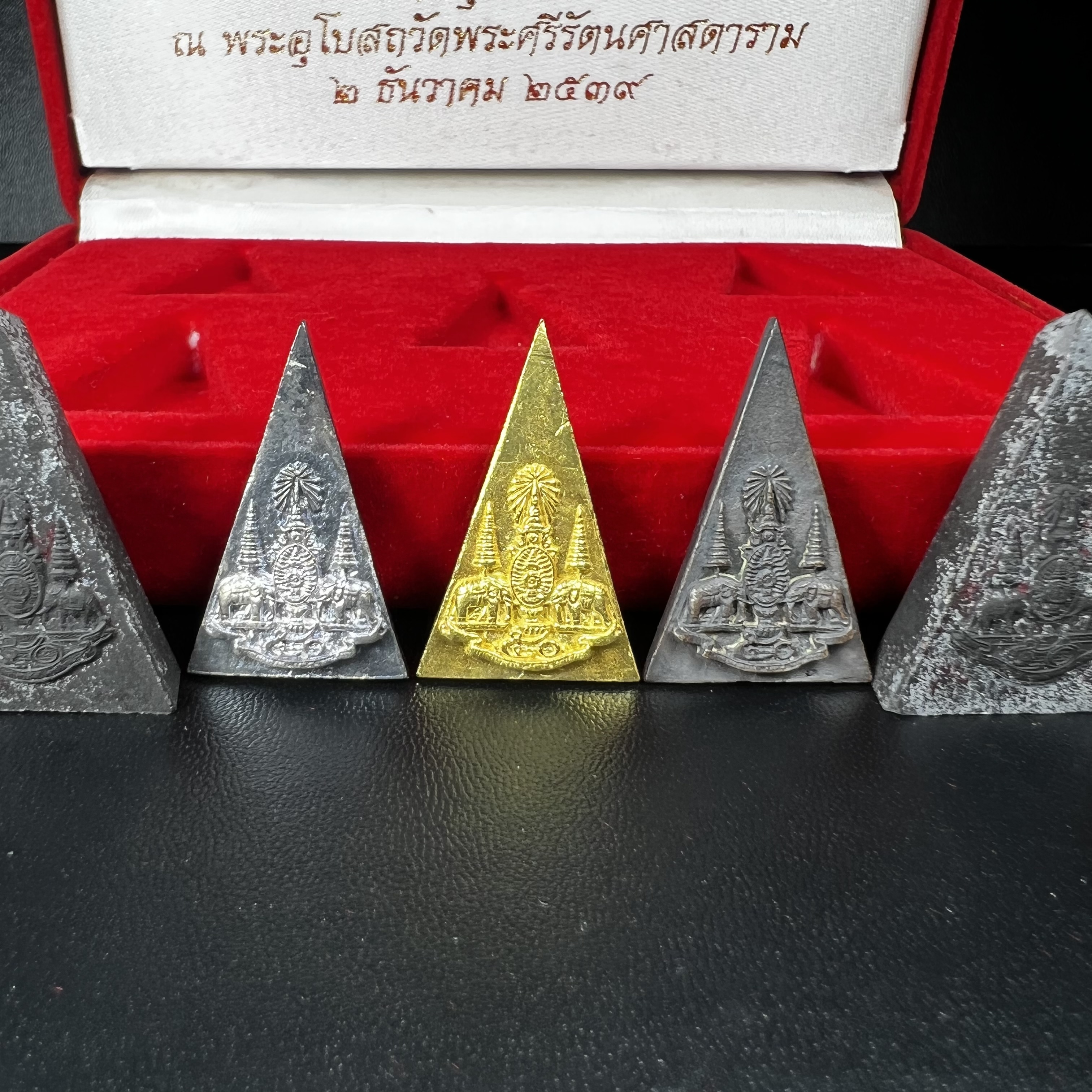 พระกำลังแผ่นดิน (สมเด็จจิตรลดา2) จัดสร้างเฉลิมพระเกียรติ ร.9 ครองราชย์ 50 ปี 2539 ชุดทองคำ(ประกอบด้วยเนื้อทองคำ+เนื้อเงิน+เนื้อนวโลหะ+เนื้อผง2องค์)(สร้างน้อยหายาก)พร้อมกล่องบรรจุเดิมครบสมบูรณ์(1ใน 1500ชุด)