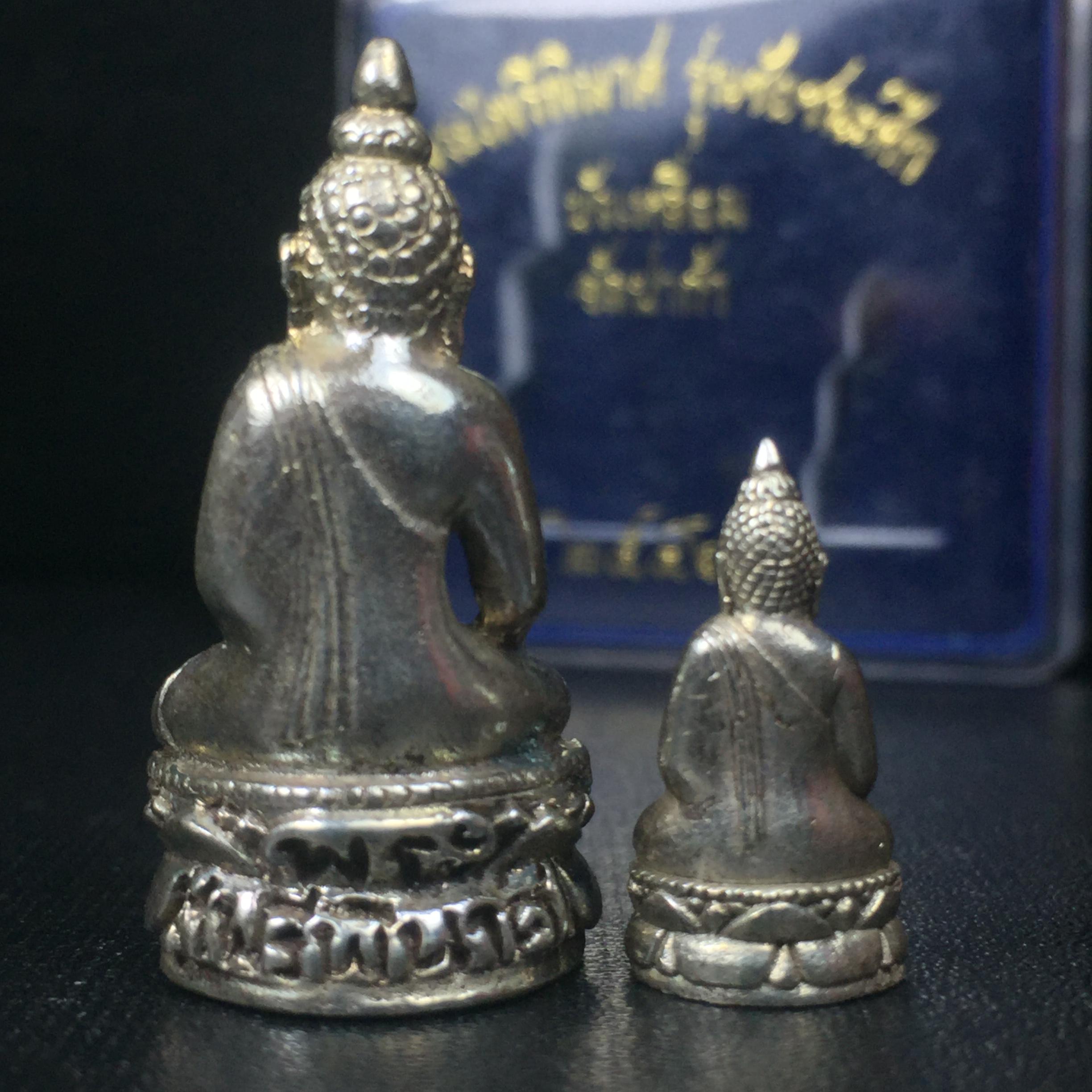 พระไพรีพินาศ วัดบวรนิเวศวิหาร รุ่นชัยชนะศึก ปี2546 พิมพ์บัวเหลี่ยม เนื้ออัลปาก้า หมายเลข 530(สภาพสวยพร้อมกล่องบรรจุเดิมครบสมบูรณ์)(พระดี พิธีใหญ่ มวลสารเด่น รุ่นนิยม)