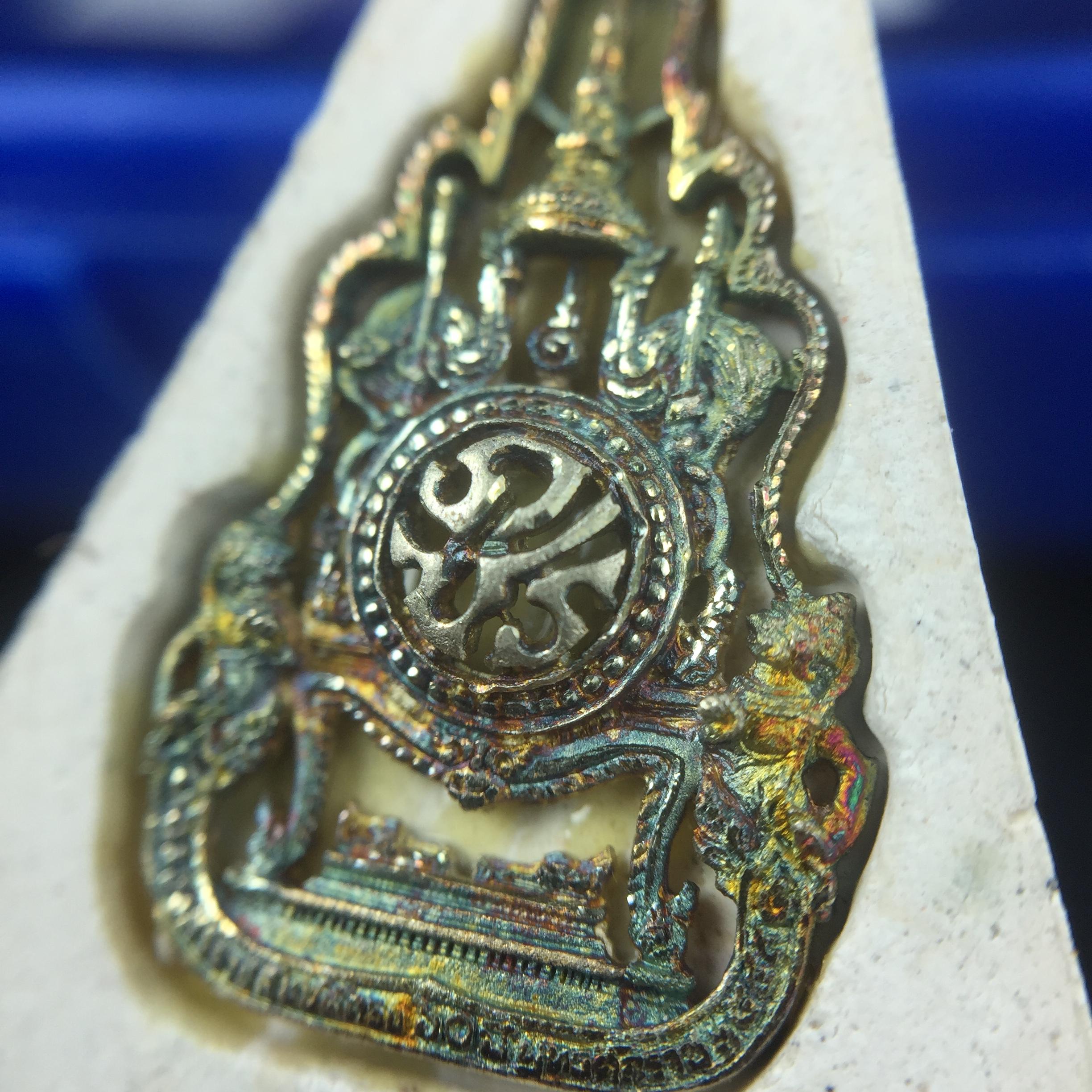 พระแก้วมรกต(จำลอง)ทรงเครื่องฤดูร้อน พระผงบูชา ด้านหน้าปิดทอง ด้านหลังตราฉลองสิริราชสมบัติครบ 60ปี เนื้อเงินขึ้นสีรุ้งธรรมชาติสร้างสรรค์งดงาม(รุ่นนี้ได้พระราชทานเส้นพระเจ้า(เส้นผม)รัชกาลที่9ในการจัดสร้าง)***องค์นี้พิเศษมองเห็นเส้นผมติดอยู่ด้านหลังชัดเจน***