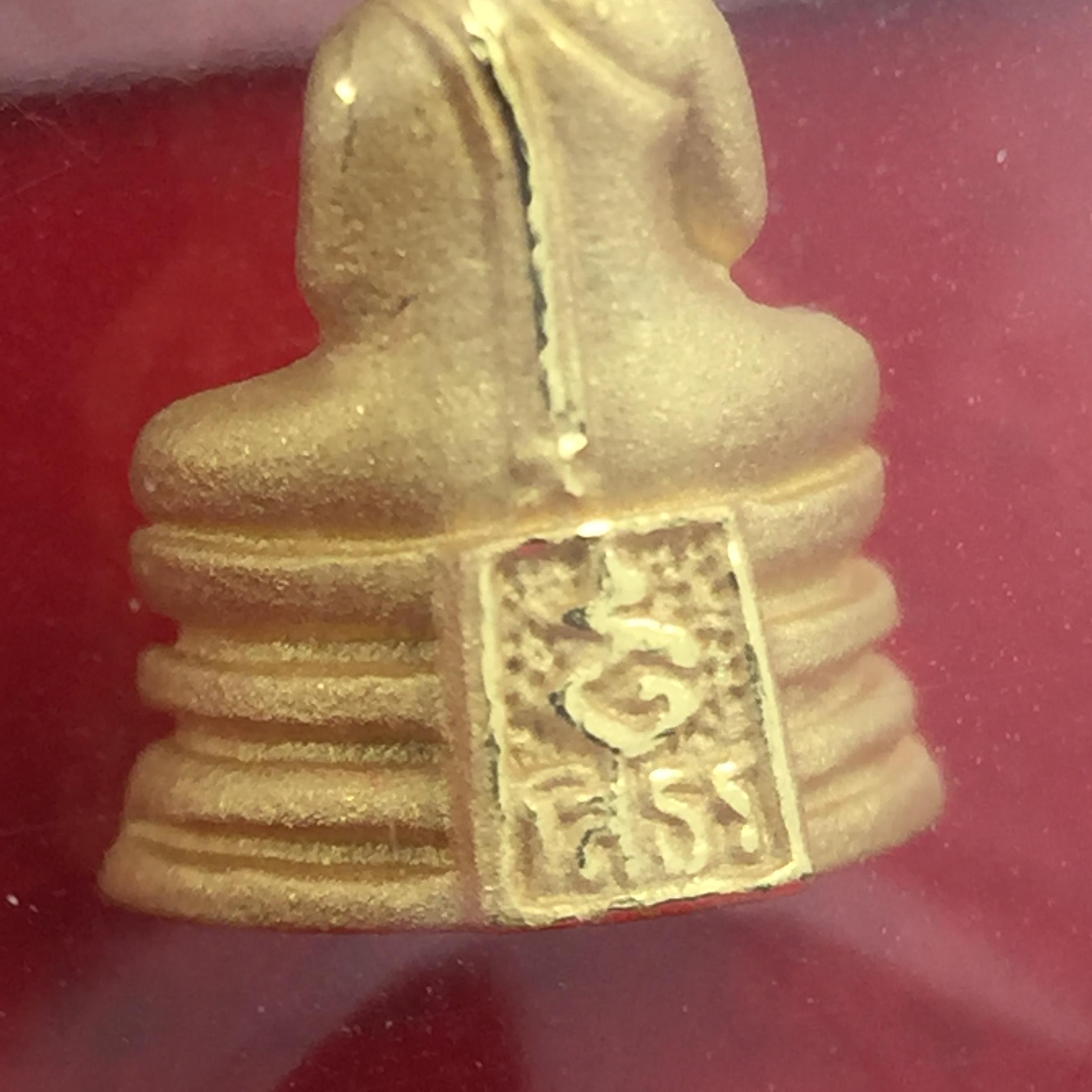 พระพุทธโสธร รุ่นอุดมโชคโภคทรัพย์ ปี 2550 เนื้อทองคำ พิมพ์จิ๋ว วัดโสธรวรารามวรวิหาร จ.ฉะเชิงเทรา (สภาพ สวย ซีนซองเดิม กล่องบบรรจุเดิมครบสมบูรณ์)