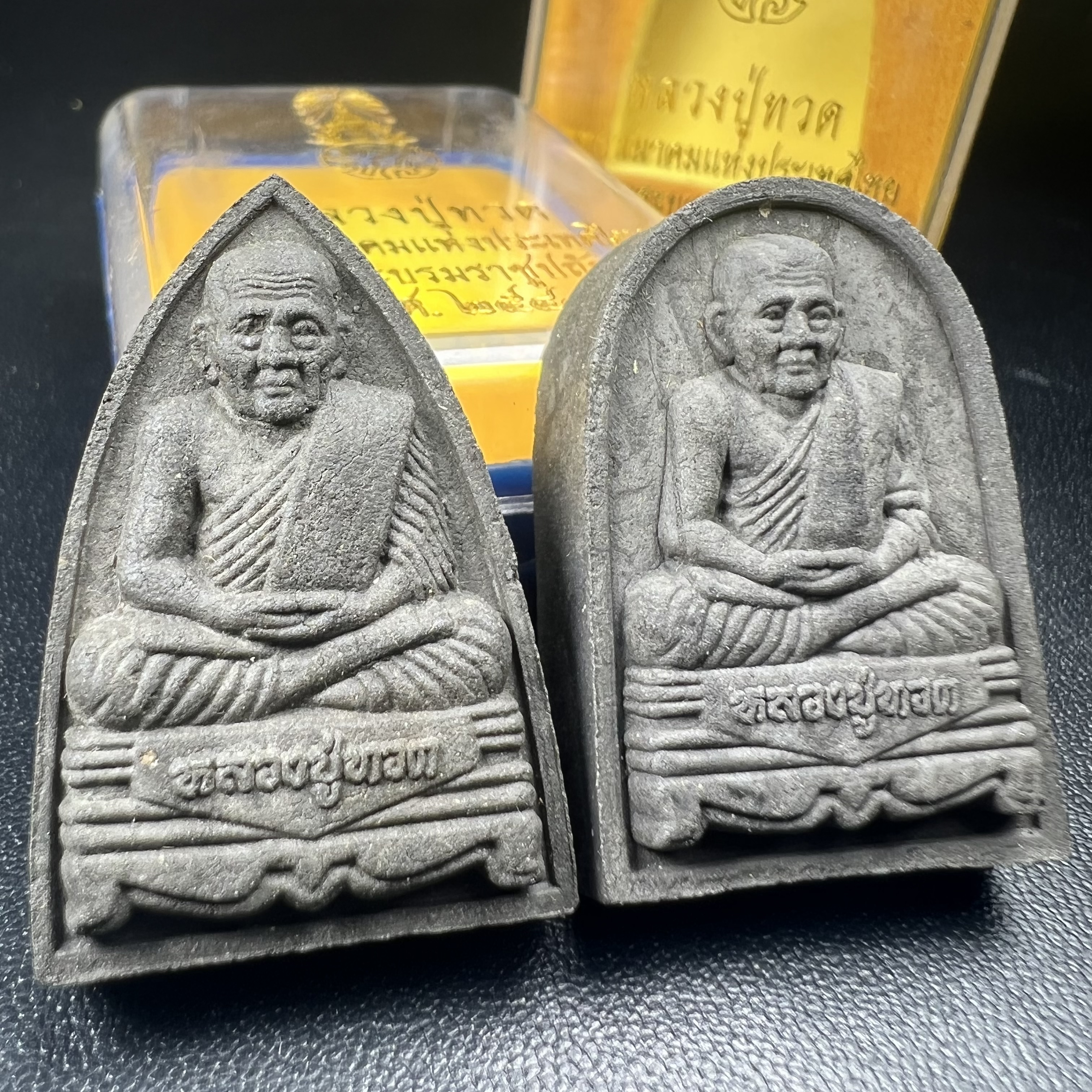 พระหลวงปู่ทวด ภปร.ปี2547 เนื้อว่าน ทรงกลีบบัว (พิมพ์เตารีด)+ทรงกลีบขนุน (พิมพ์พระรอด) (ชนวนเก่า)ด้านหลังมี ภ.ป.ร. เป็นโลหะผสม สูง 3.3 ซม. พร้อมกล่องบรรจุเดิม พิธีใหญ่ มวลสารดี ปลุกเสกวัดพระแก้ว(1ชุด รวม2องค์)