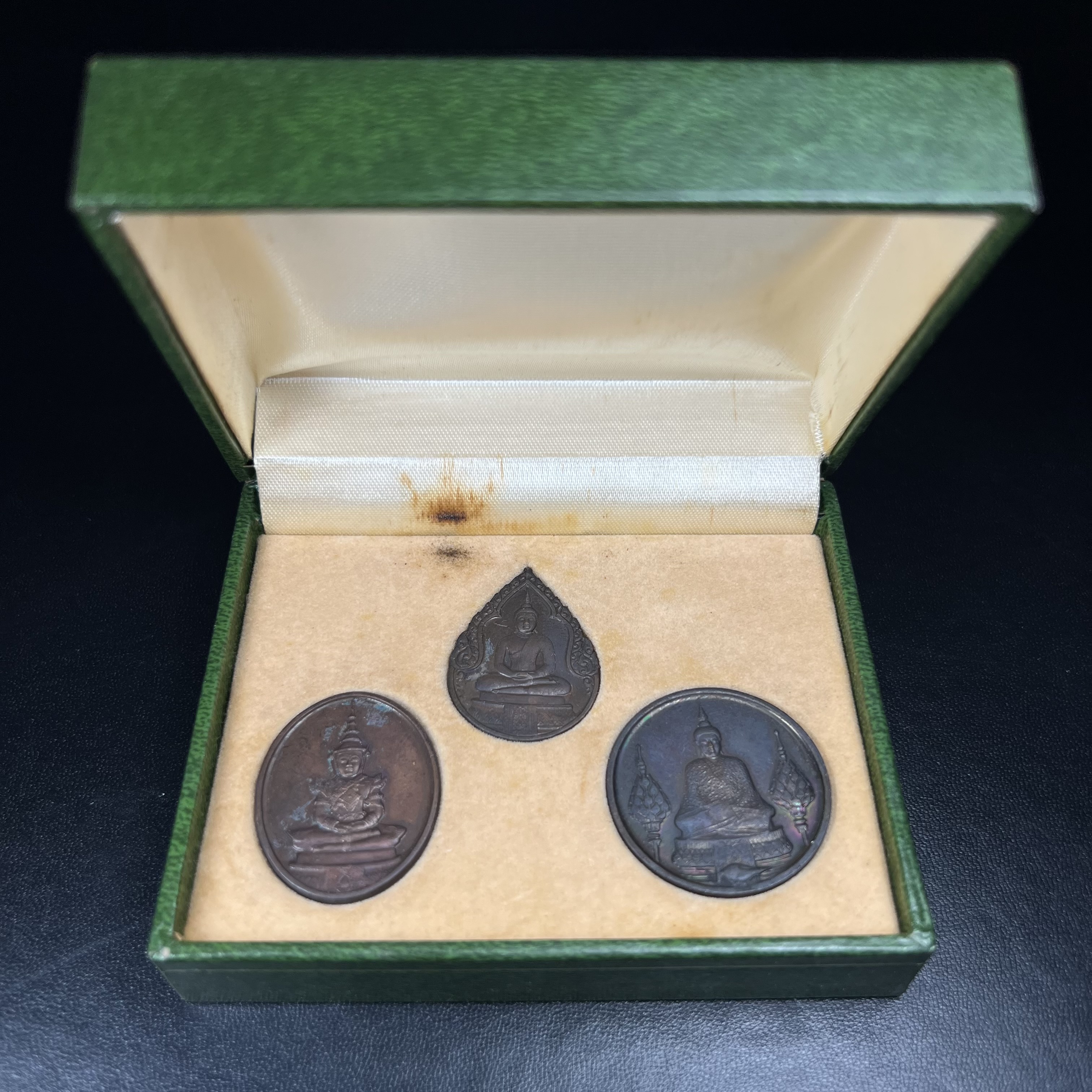 เหรียญพระแก้วมรกตหลัง ภปร. ฉลองกรุงรัตนโกสินทร์ครบ 200 ปี พ.ศ.2525 เนื้อทองแดงกล่องบรรจุเดิมครบ3พิมพ์(บล็อกพระราชศรัธา)(ในหลวงรัชกาลที่9 เสด็จในพิธี)พระคู่บ้านคู่เมือง...พระดี...พิธีใหญ่