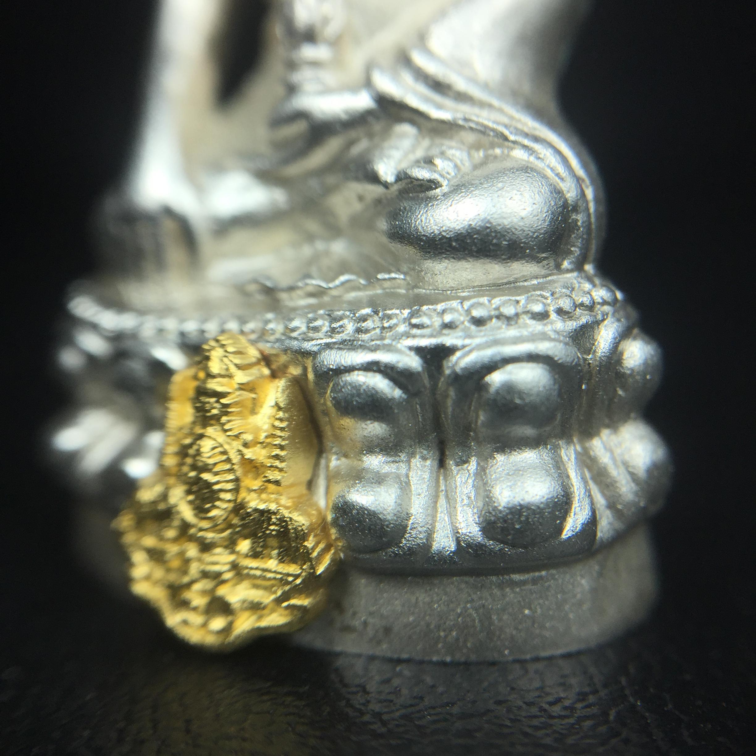 พระกริ่งสมเด็จญาณ วัดบวรนิเวศวิหาร เนื้อเงินบริสุทธิ์ 92.5% ตรากาญจนาภิเษกทองคำ(เนื้อทองคำแท้) พระราชทานแจกเมื่อ 3 ตุลาคม 2538 จัดสร้างในวโรกาส สมเด็จพระญาณสังวร สมเด็จพระสังฆราช ฉลองพระชนมายุครบ 82 พรรษา และฉลองครองราชสมบัติครบ 50 ปี รัชกาลที่ 9(หายาก)