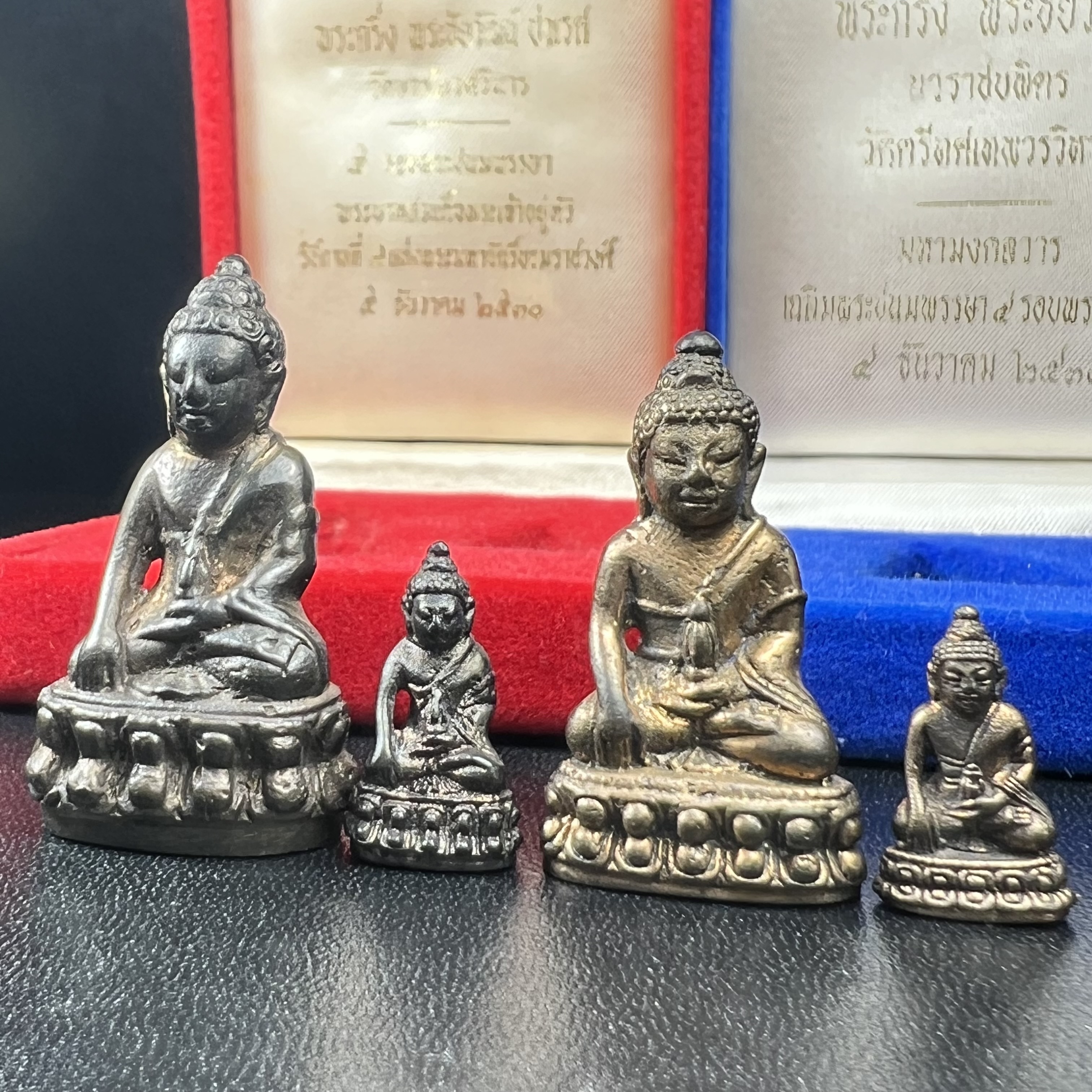 พระกริ่งคู่แฝดหายากมากที่จะมาคู่กันได้!! จัดสร้างในวาระพระบาทสมเด็จพระเจ้าอยู่หัวรัชกาลที่ 9 เจริญพระชนมพรรษา 5 รอบนักษัตริย์ พระกริ่ง-พระชัยวัฒน์ วัดบวรนิเวศวิหาร ปี 2530 + พระกริ่ง-พระชัยวัฒน์ นวราชบพิตร วัดตรีทศเทพ ปี 2530)(ในหลวงรัชกาลที่9เสด็จเททอง)