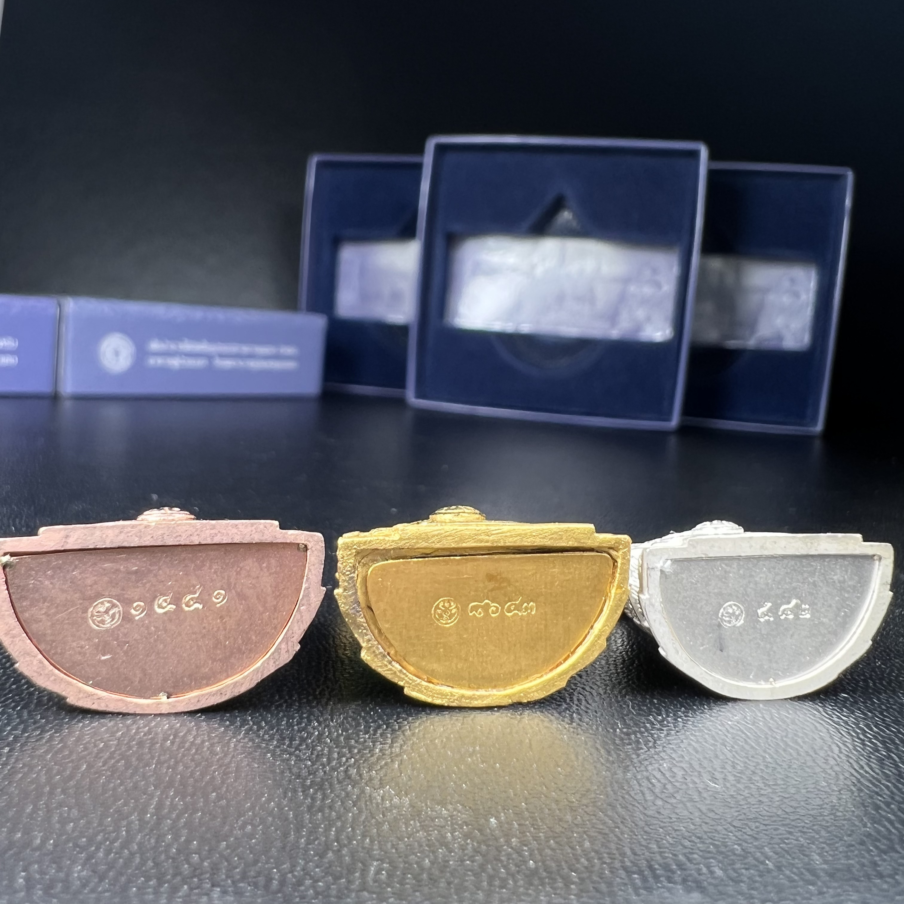 พระแก้วมรกต ภปร. จัดสร้างโดย รพ.ภูมิพลฯ ปี2547 ลอยองค์ขนาดหน้าตัก 1/2 นิ้ว (เนื้อเรซิ่นหุ้มทองคำ99.99%+เนื้อเงิน+เนื้อเงินสามกษัตริย์)(1ชุด 3 องค์)งดงามทรงคุณค่าอีกหนึ่งรุ่นยอดนิยม หายาก