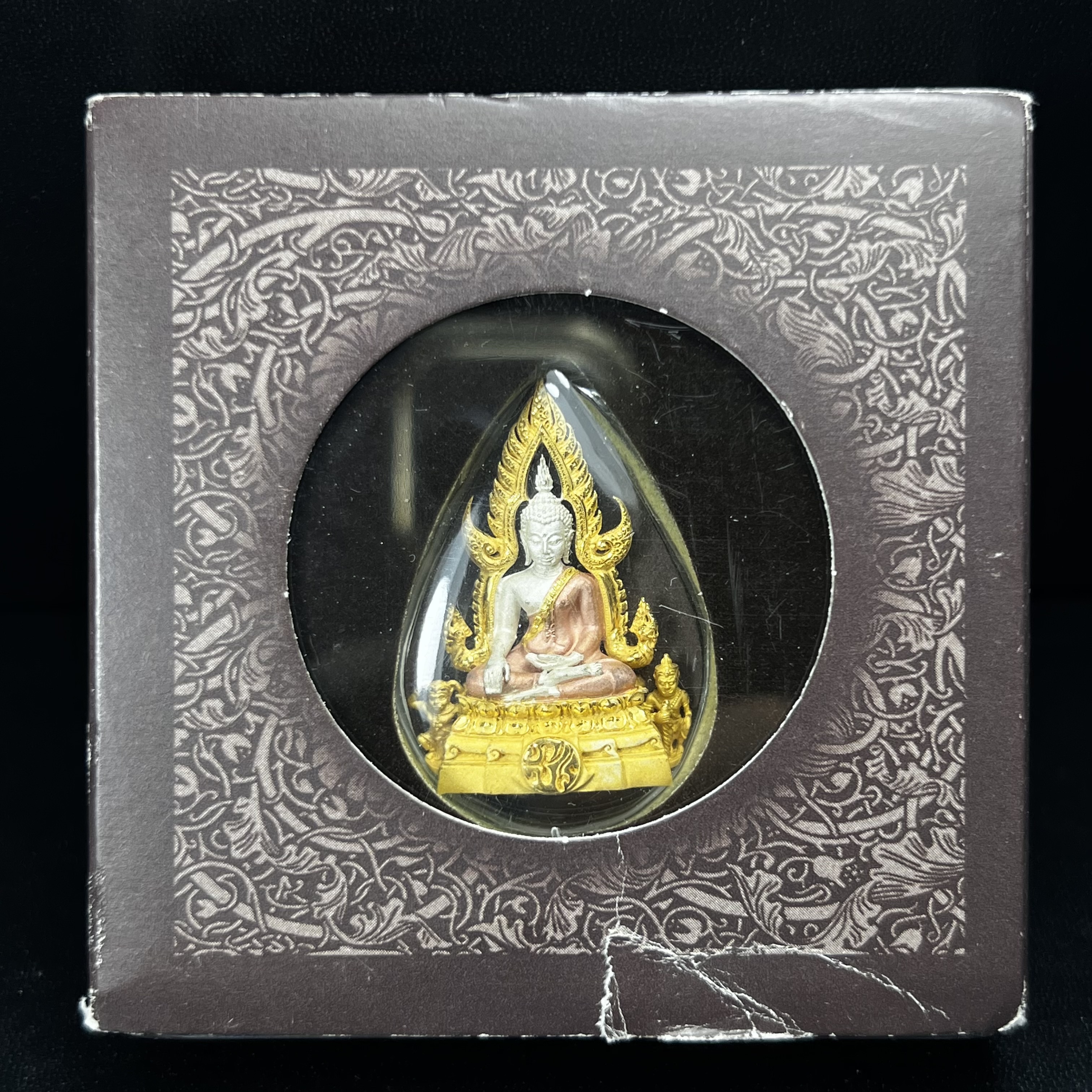 พระพุทธชินราช ภปร. โครงการ "เพราะแผ่นดินนี้ คือ แผ่นดินเกิด" ปี 2548(รุ่นแรก) ลอยองค์เนื้อเงินสามกษัตริย์ หน้าตัก 1/2 นิ้ว (ขนาด 3.5 x 2.5 ซม.) พุทธศิลป์งดงามทรงคุณค่า รุ่นยอดนิยม