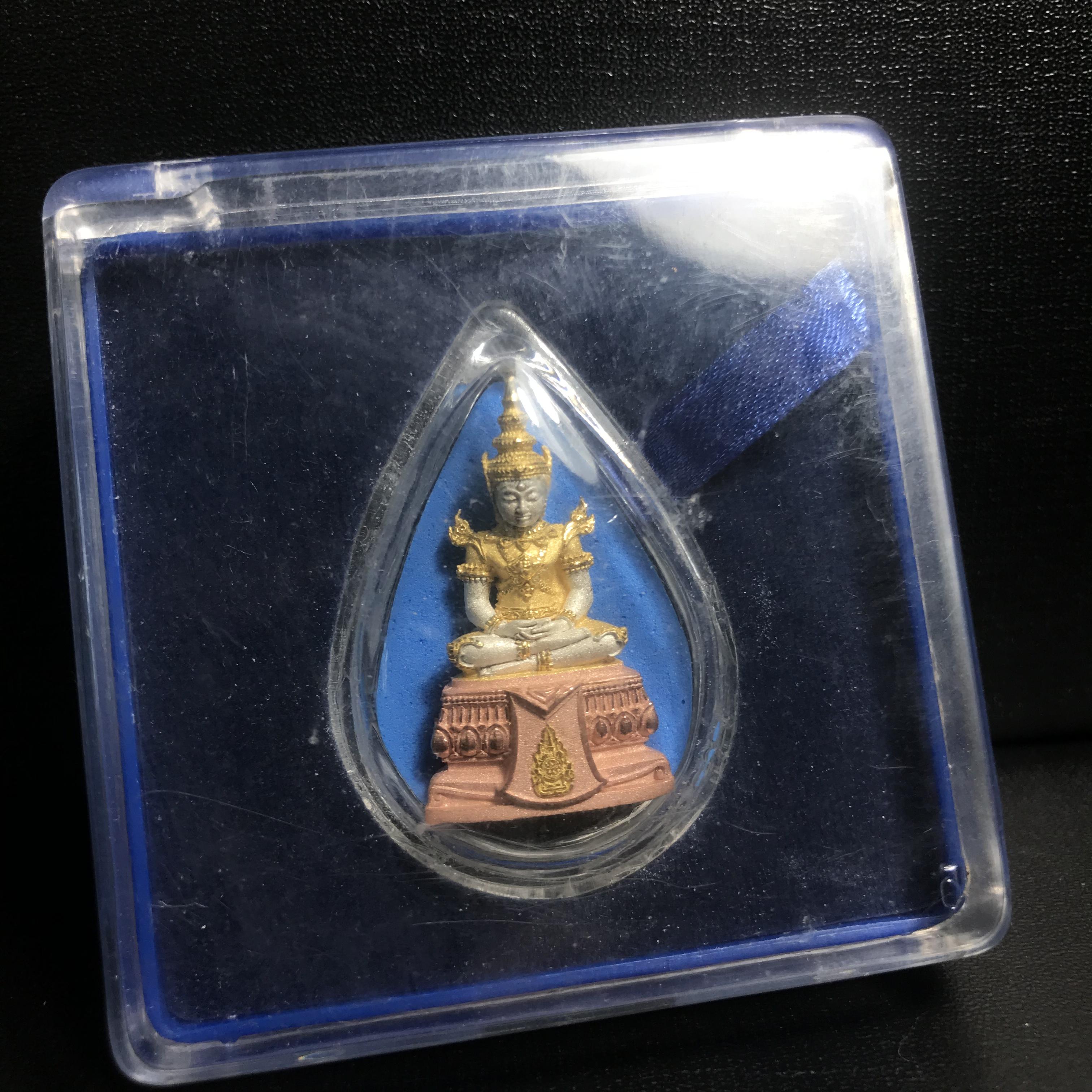 พระแก้วมรกต(จำลอง)ลอยองค์ ขนาดหน้าตัก 1/2 นิ้ว ทรงเครื่องฤดูร้อน เนื้อเงินสามกษัตริย์ ตราสัญลักษณ์ฉลองสิริราชสมบัติ ครบ 60 ปี พ.ศ.2549