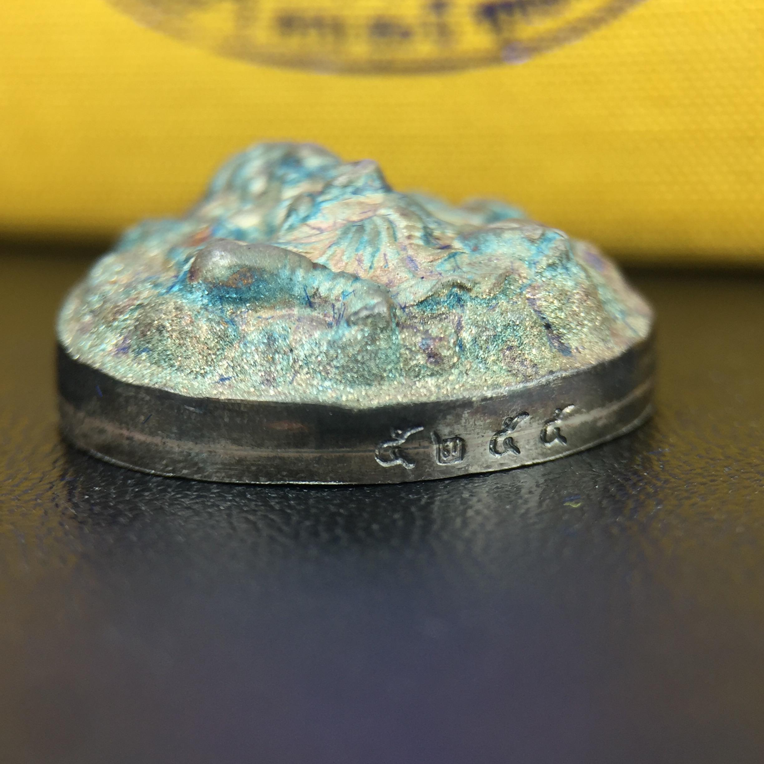 เหรียญพระพิฆเนศวร ญสส. ชุดกาญจนาภิเษกครองราชย์ 50 ปี พุทธศักราช 2538 พิมพ์ใหญ่(2.9 ซม.) เนื้อเงินผิวเดิมกลับดำขึ้นสีรุ้งเข้มขลังงดงามธรรมชาติสร้างสรรค์ สภาพสวยเดิมพร้อมกล่องบรรจุเดิม ตอกโค๊ดหมายเลขกำกับ(1ใน 5539องค์)