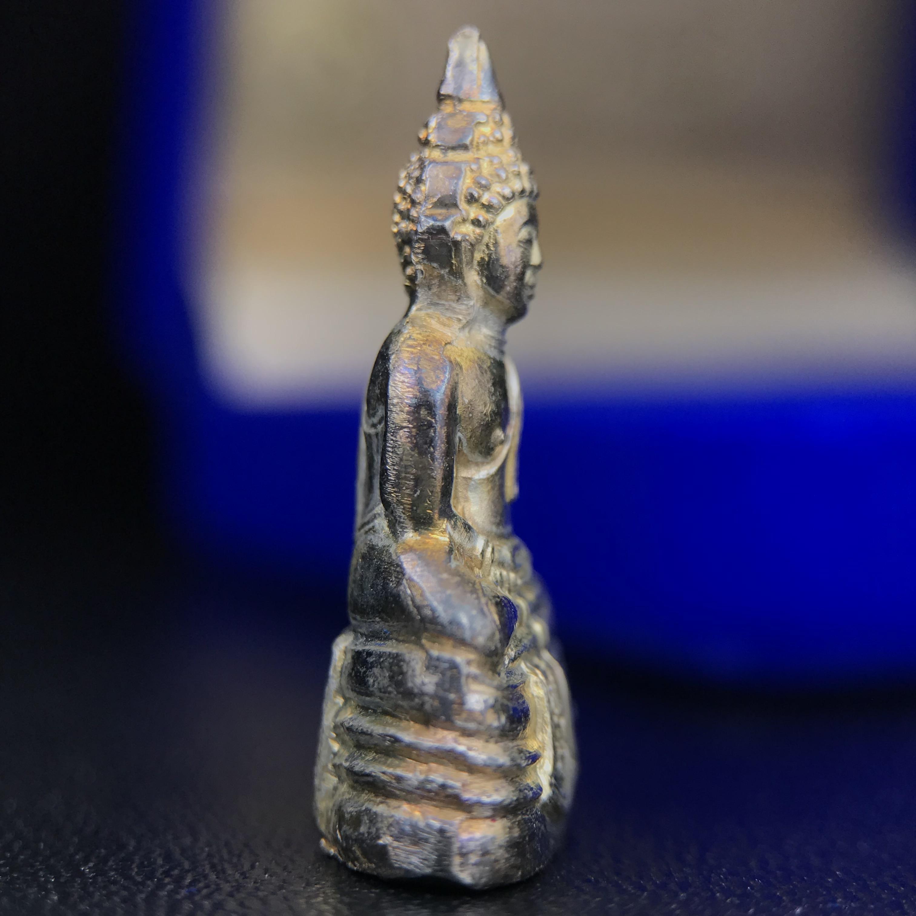 พระกริ่งหลวงพ่อโสธร ภปร. รุ่นกาญจนาภิเษก จัดสร้างในมงคลวโรกาสที่พระบาทสมเด็จพระเจ้าอยู่หัวรัชกาลที่9 เสด็จเถลิงถวัลย์สิริราชสมบัติ ครบ 50 ปี ในพุทธศักราช 2539 เนื้อเงิน(ผิวเดิมสวย)(พิธีใหญ่เข้มขลัง)1 ใน 9950 องค์