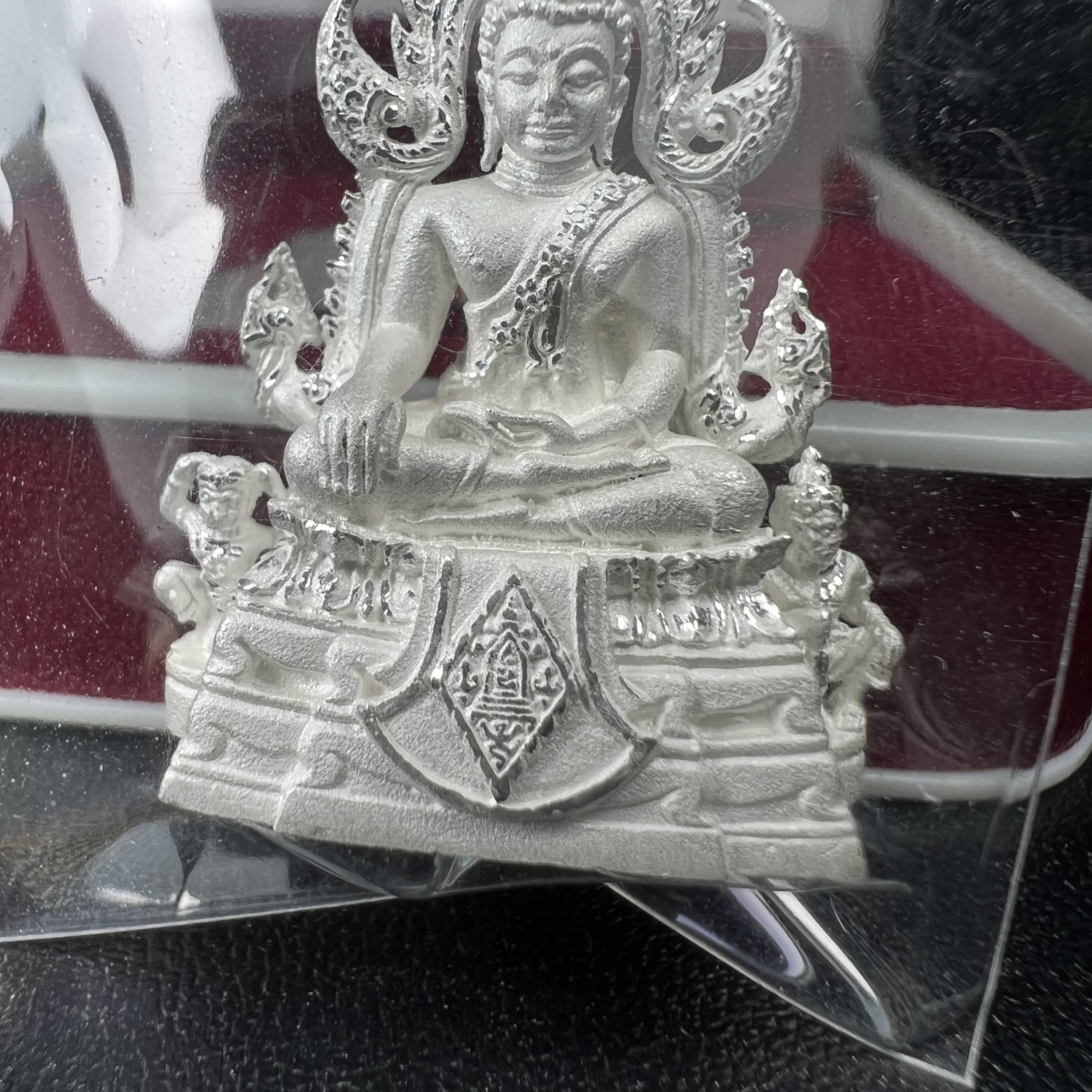 พระพุทธชินราช รุ่น ประวัติศาสตร์ มูลนิธิเพื่อตำรวจไทยจัดสร้าง ปี 2562 เนื้อเงินขัดเงา พิมพ์พระพุทธชินราช ลอยองค์ แบบจิวเวอร์รี่(ขนาดสูง 3.5 ซม.) (สภาพ สวย ซีนซองเดิม กล่องบบรรจุเดิมครบสมบูรณ์)