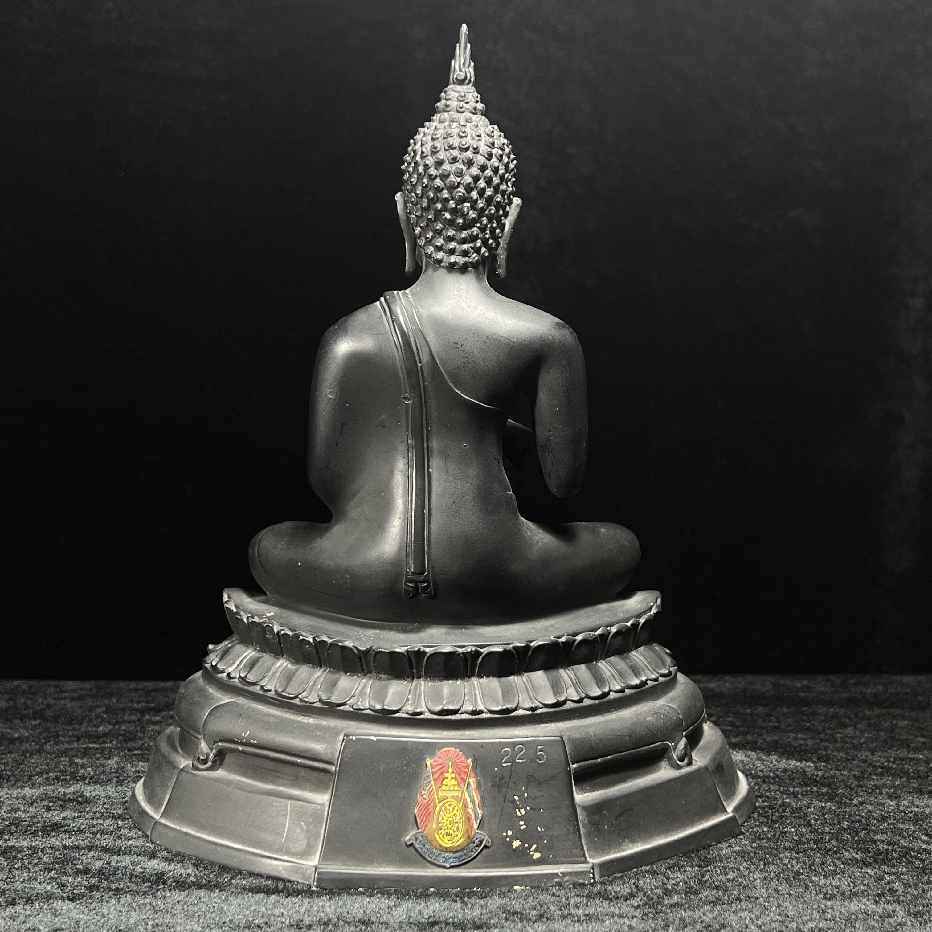 พระพุทธนรเทพศาสดา ทิพยนคราภิมงคลสถิต วัดไทยลอสแองเจลิส สหรัฐอเมริกา ฐาน ภปร. ปี 2522 หน้าตัก 5 นิ้ว เนื้อโลหะรมดำ (อีกหนึ่งพระพุทธ ชุด ภปร.ที่พบเจอและหายาก)ในหลวงรัชกาลที่ 9 เสด็จเททองหมายเลข 225(ผลรวมได้ 9 เลขมหามงคลเจริญก้าวหน้าในทุกด้าน) 1 ใน 2523 องค์