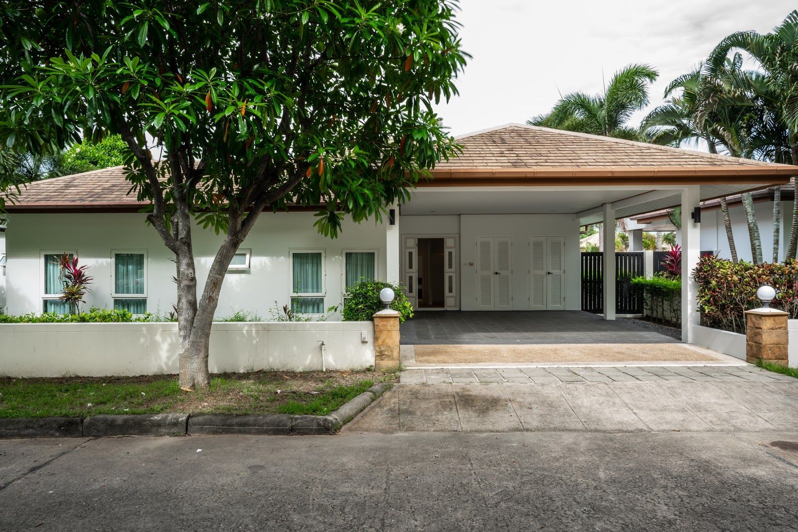 For Rent : Rawai, Luxury Private Pool Villa, 3 bedrooms 3 Bathrooms, Pool view.