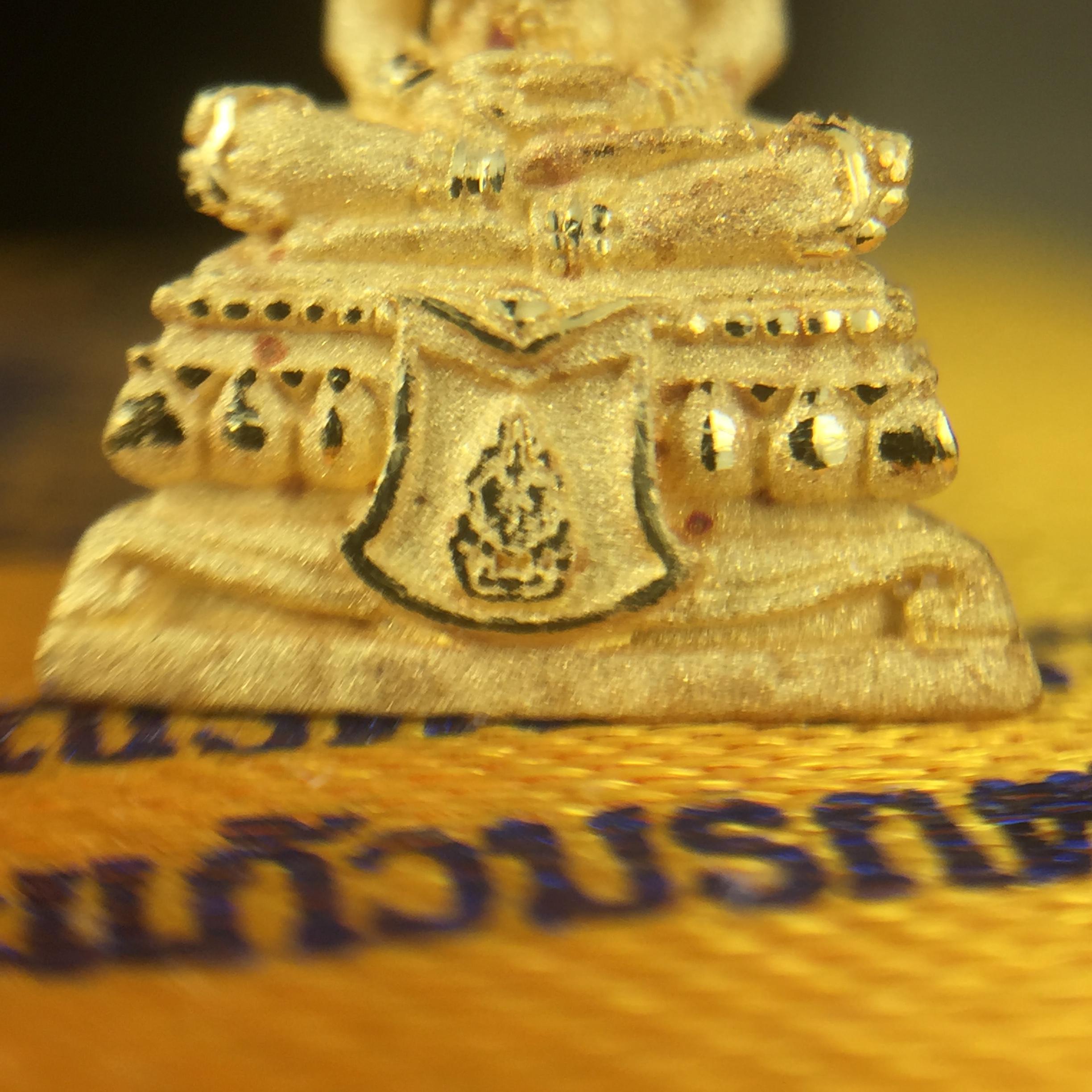 พระแก้วมรกต(จำลอง)ลอยองค์ ขนาดหน้าตัก 1/4 นิ้ว(พิมพ์เล็ก) ทรงเครื่องฤดูร้อน เนื้อทองคำ ตราสัญลักษณ์ฉลองสิริราชสมบัติครบ 60 ปี พ.ศ.2549 (สวย กล่องการ์ดใบรับรอง ครบสมบูรณ์)