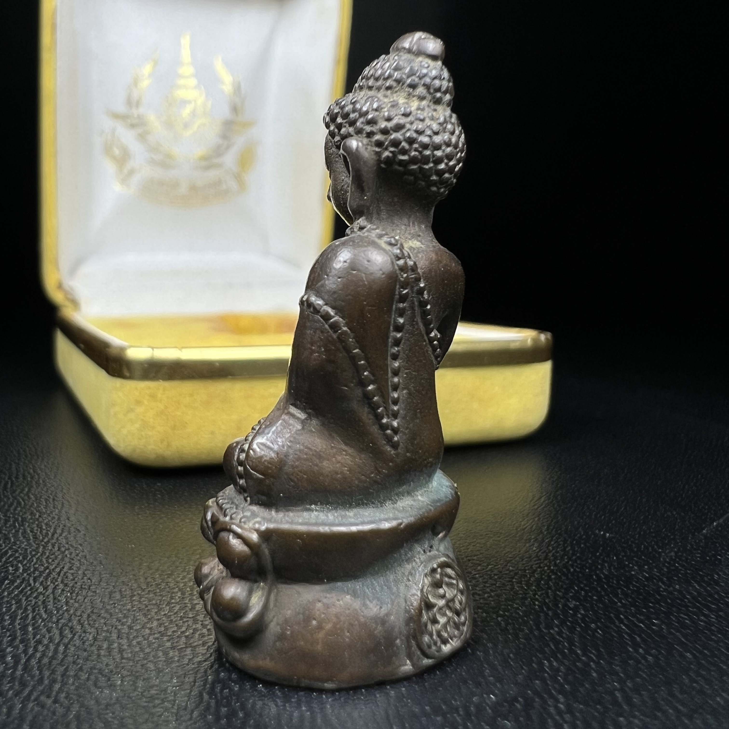 วัตถุมงคลคุ้มเกล้าฯ มหามงคลเฉลิมพระชนมพรรษา 6 รอบ รัชกาลที่ 9 ชุดพิเศษกรรมการ(หายาก) (ในหลวงรัชกาลที่9 ทรงจุดไฟพระฤกษ์และเททอง พิธีใหญ่)ยอดนิยมหายาก