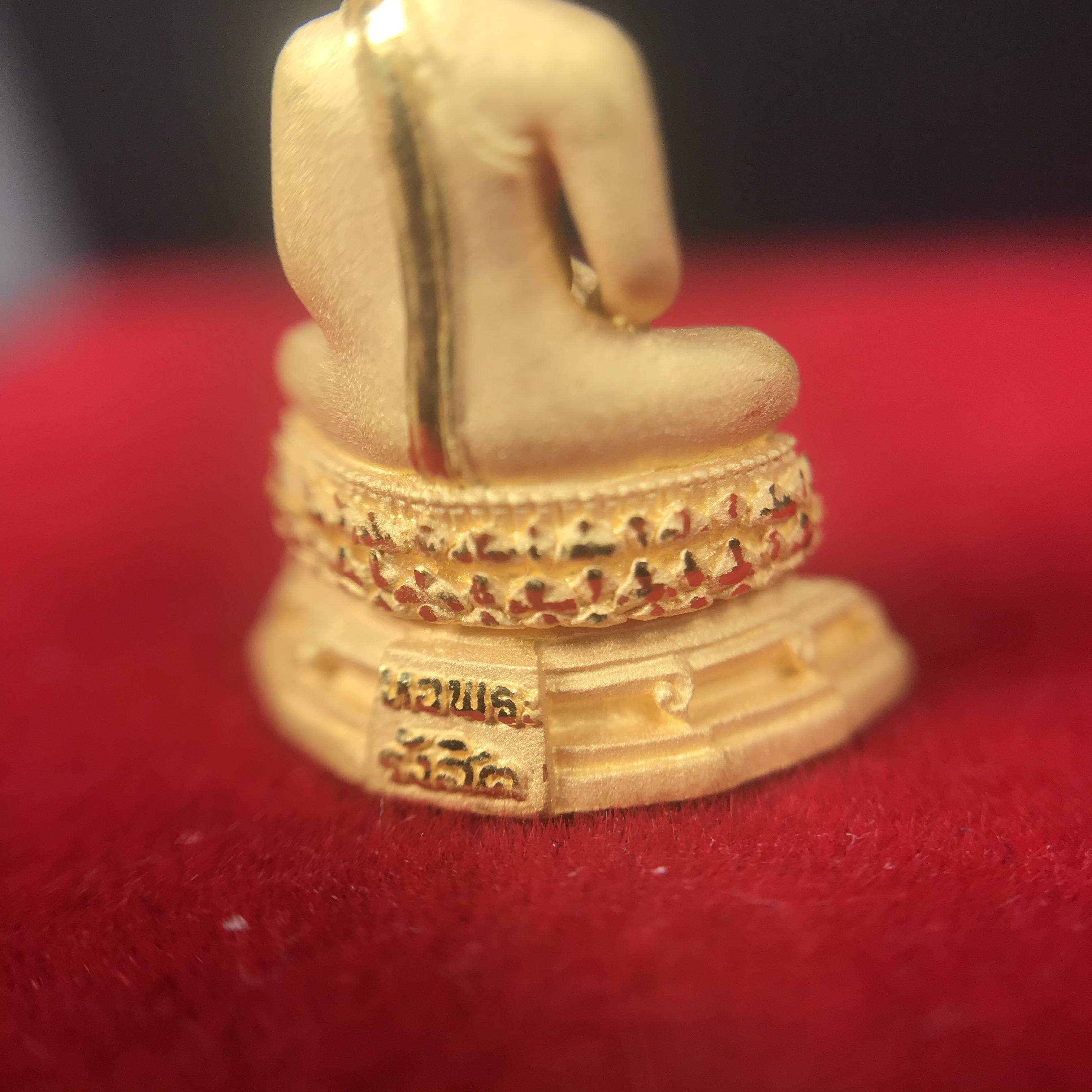 พระชัยวัฒน์พุทธสิหิงค์ ภปร. รุ่นสร้างหอพระธรรมศาสตร์ ปี2542 เนื้อทองคำ(5.9 กรัม) มหาพิธี 3วาระอันยิ่งใหญ่(1ใน5000องค์)
