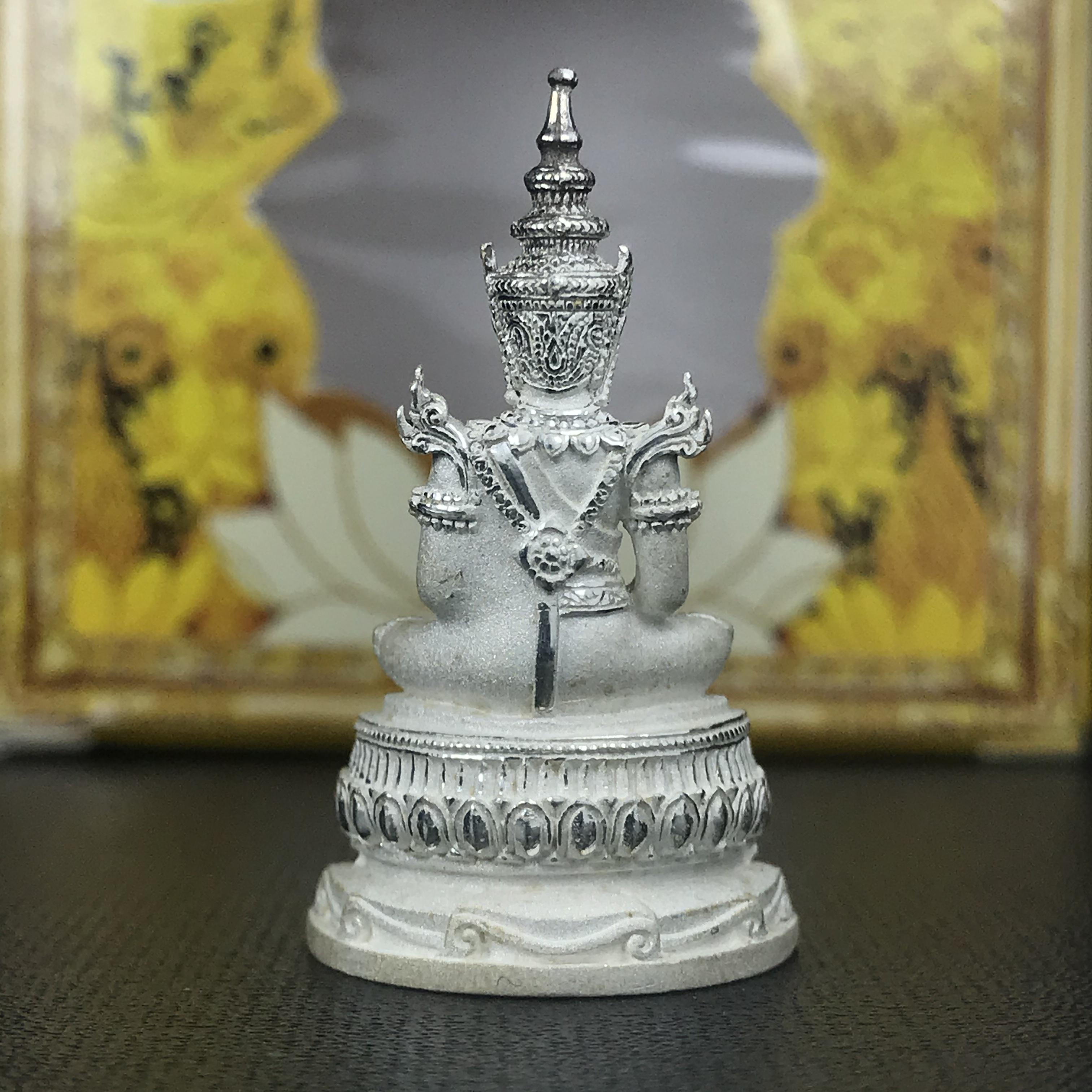 พระแก้วมรกต(จำลอง)ลอยองค์ ขนาดหน้าตัก 1/2 นิ้ว ทรงเครื่องฤดูร้อน เนื้อเงิน ตราสัญลักษณ์ฉลองสิริราชสมบัติ ครบ 60 ปี พ.ศ.2549(สภาพสวย ครบ สมบูรณ์))