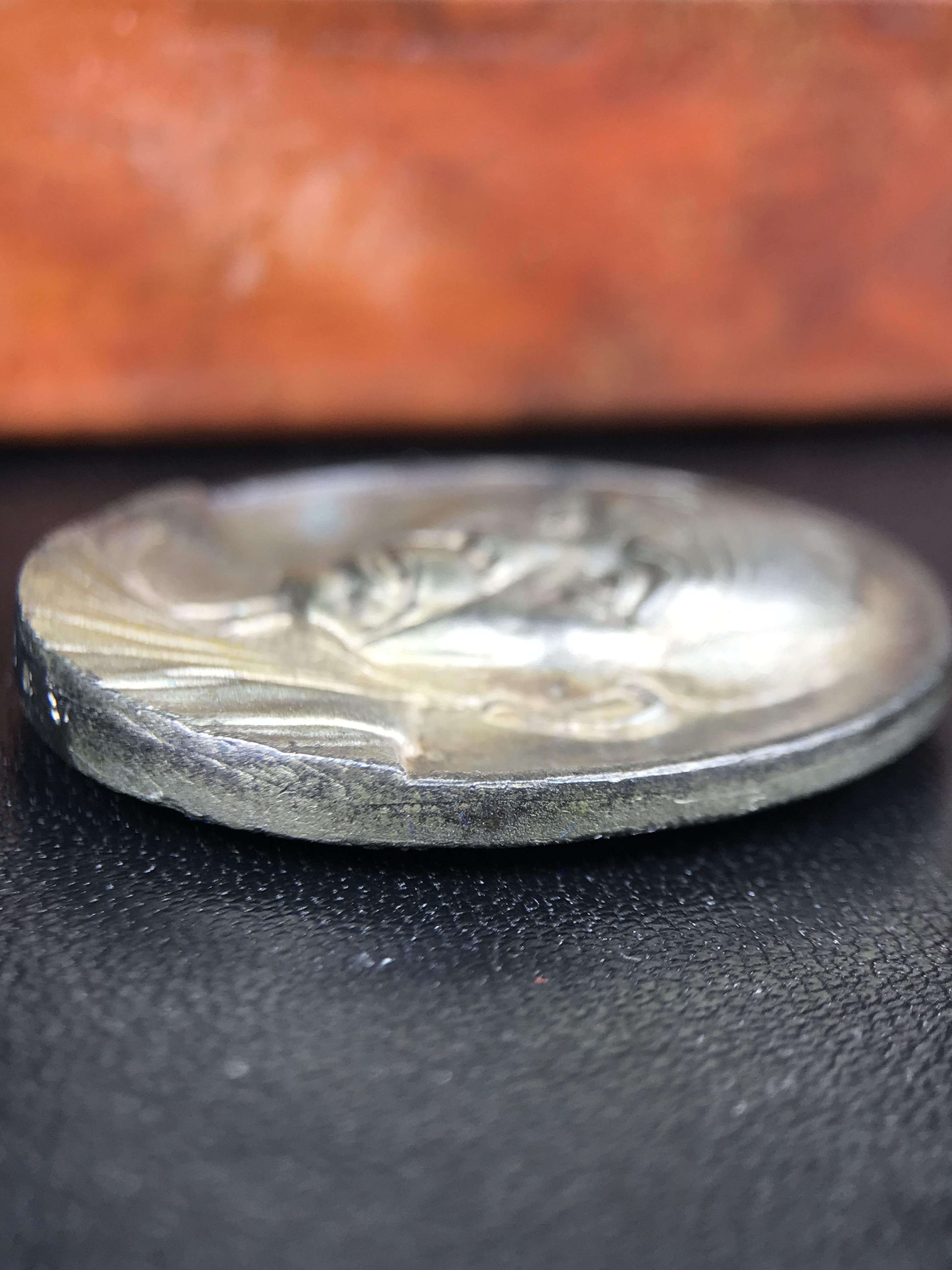 เหรียญรูปเหมือนพระญาณวิทยาคมเถร (หลวงพ่อคูณ ปริสุทโธ)ชุดกาญจนาภิเษกครองราชย์ครบ 50 ปี วัดบวรนิเวศวิหาร ปี 2538 เหรียญหล่อเนื้อนวโลหะ(พิเศษกรรมการมีรอยจาร ตอกโค๊ดหมายเลข ๓๒๗)(หายากพบเจอน้อยมาก)(พร้อมกล่องบรรจุเดิมลายไม้สีน้ำตาลมีตรากาญจนา) พิธีใหญ่