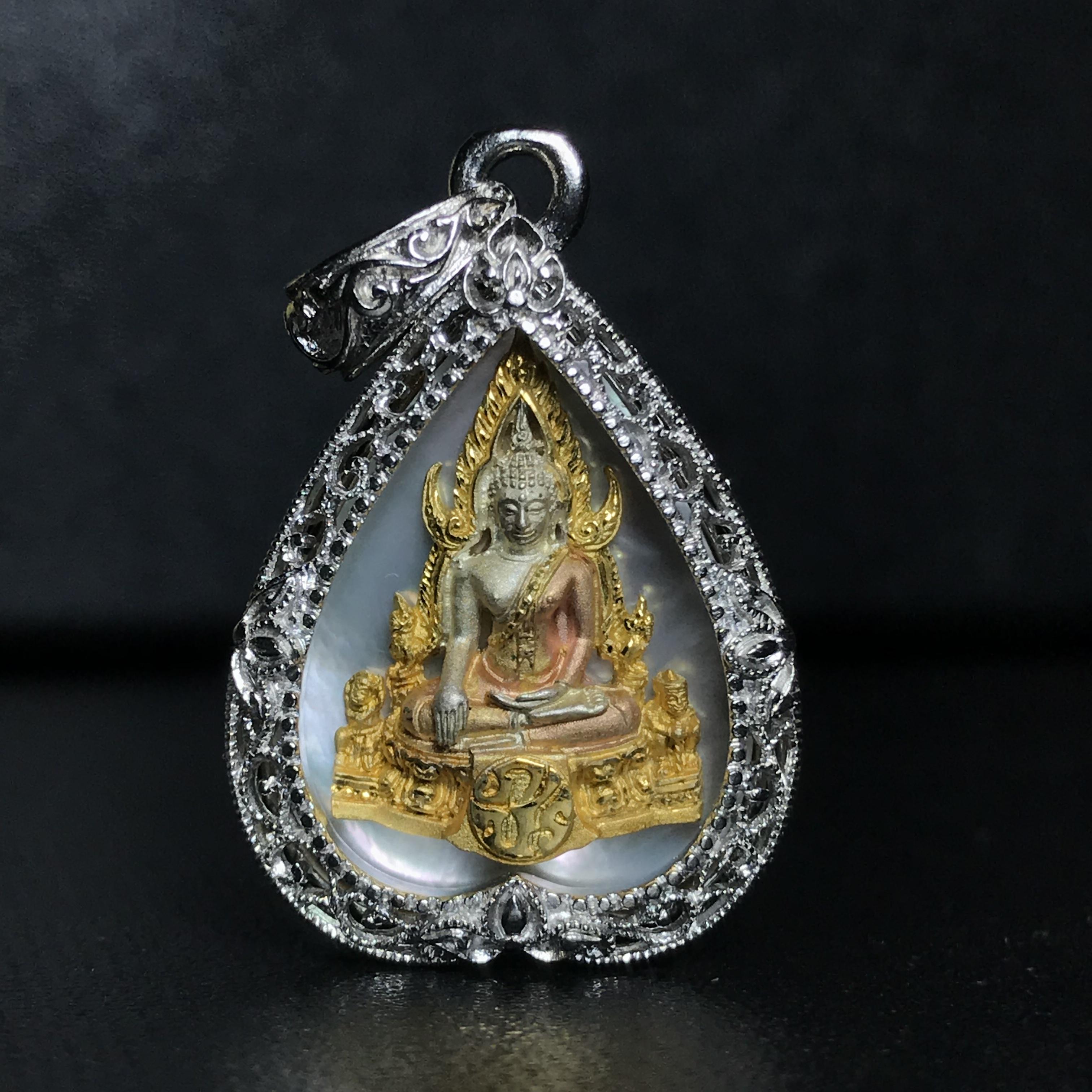 พระพุทธชินราช ภปร. โครงการ "เพราะแผ่นดินนี้ คือ แผ่นดินเกิด" ปี2548(รุ่นแรก) เหรียญทรงใบโพธิ์ ขนาด 21 x 29 มม. เนื้อเงินสามกษัตริย์