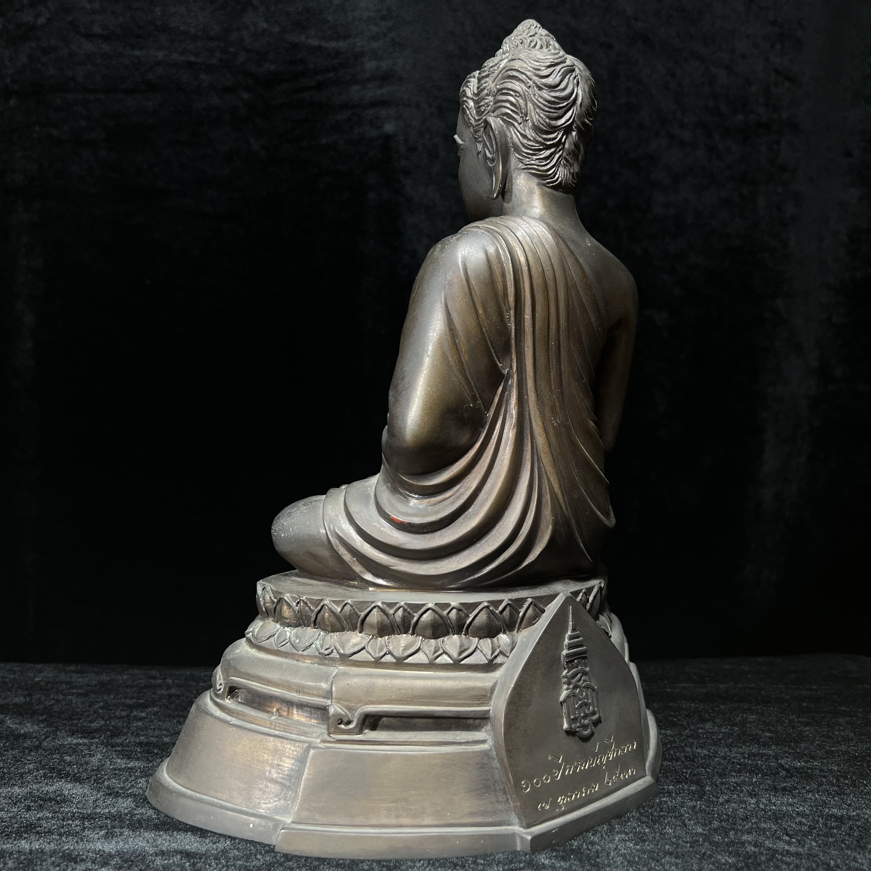 พระพุทธสิทธัตถศาสดา 100 ปี กรมบัญชีกลาง พ.ศ.2533(รุ่นแรก) เนื้อโลหะสำริด รมมันปู หน้าตัก 5.9 นิ้ว (พิธีใหญ่ ศิลป์สวย หายาก)(พระราชทานเม็ดพระธาตุ บรรจุมวลสารใต้ฐานองค์พระ)องค์หมายเลข 63(ผลรวมได้ 9 เลขมหามงคลเจริญก้าวหน้าในทุกด้าน)