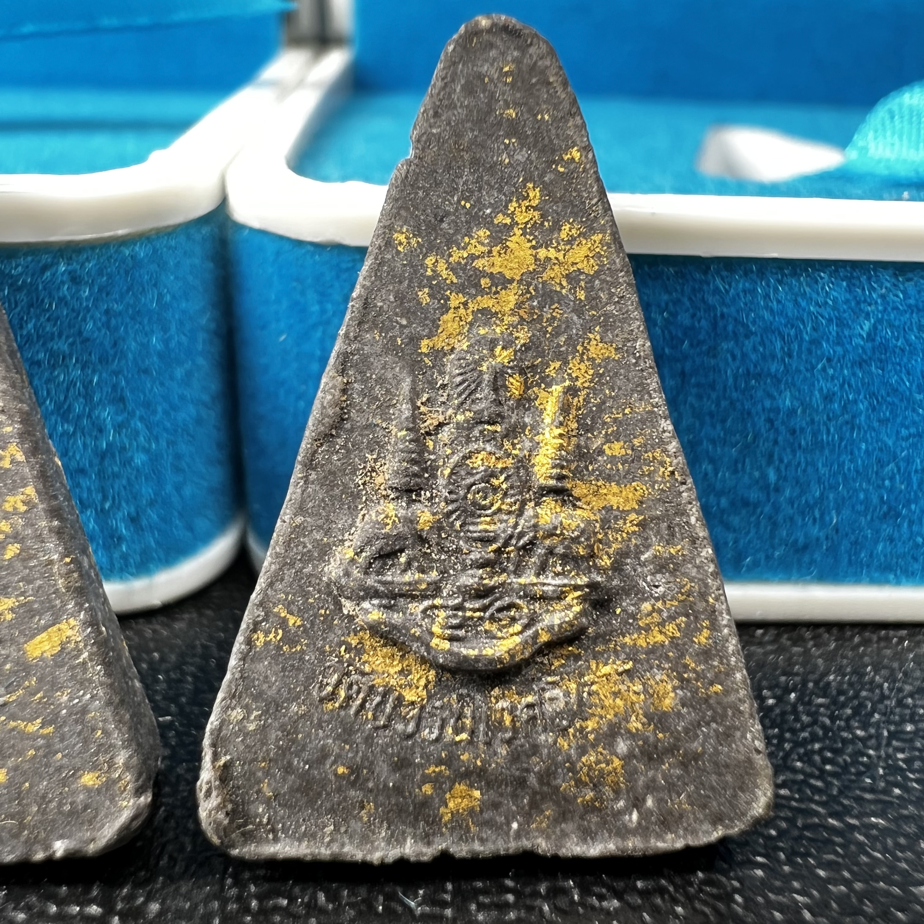 พระกำลังแผ่นดิน พระราชทาน วัดบวรนิเวศวิหาร ปี2539 พิมพ์เล็กหน้ากากเงิน (ในหลวง รัชกาลที่ 9 พระราชทานมวลสารจิตรลดา)นิยมหายาก