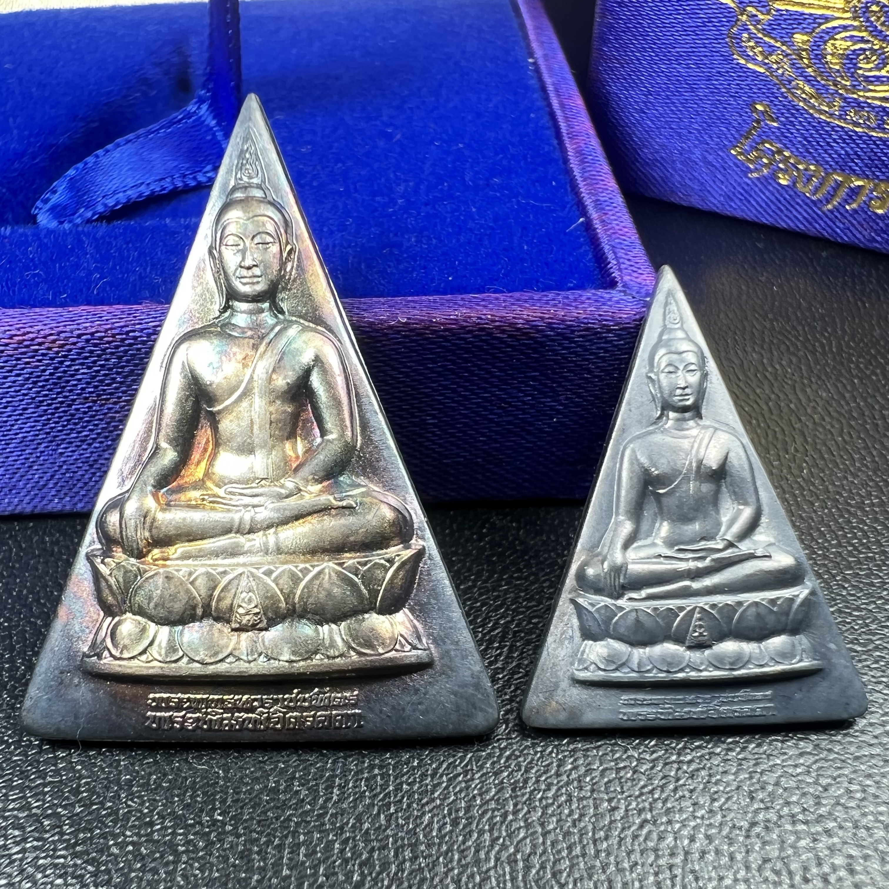 พระพุทธนวราชบพิตร พระพิมพ์จิตรลดา โครงการหลวง ปี2539 (พิมพ์ใหญ่+พิมพ์เล็ก) เนื้อเงินผิวเดิมขึ้นสีรุ่ง สวย แบบนิยมพร้อมกล่องบรรจุเดิม พิธีใหญ่ ปลุกเสกวัดพระแก้ว(1ชุด 2 องค์)