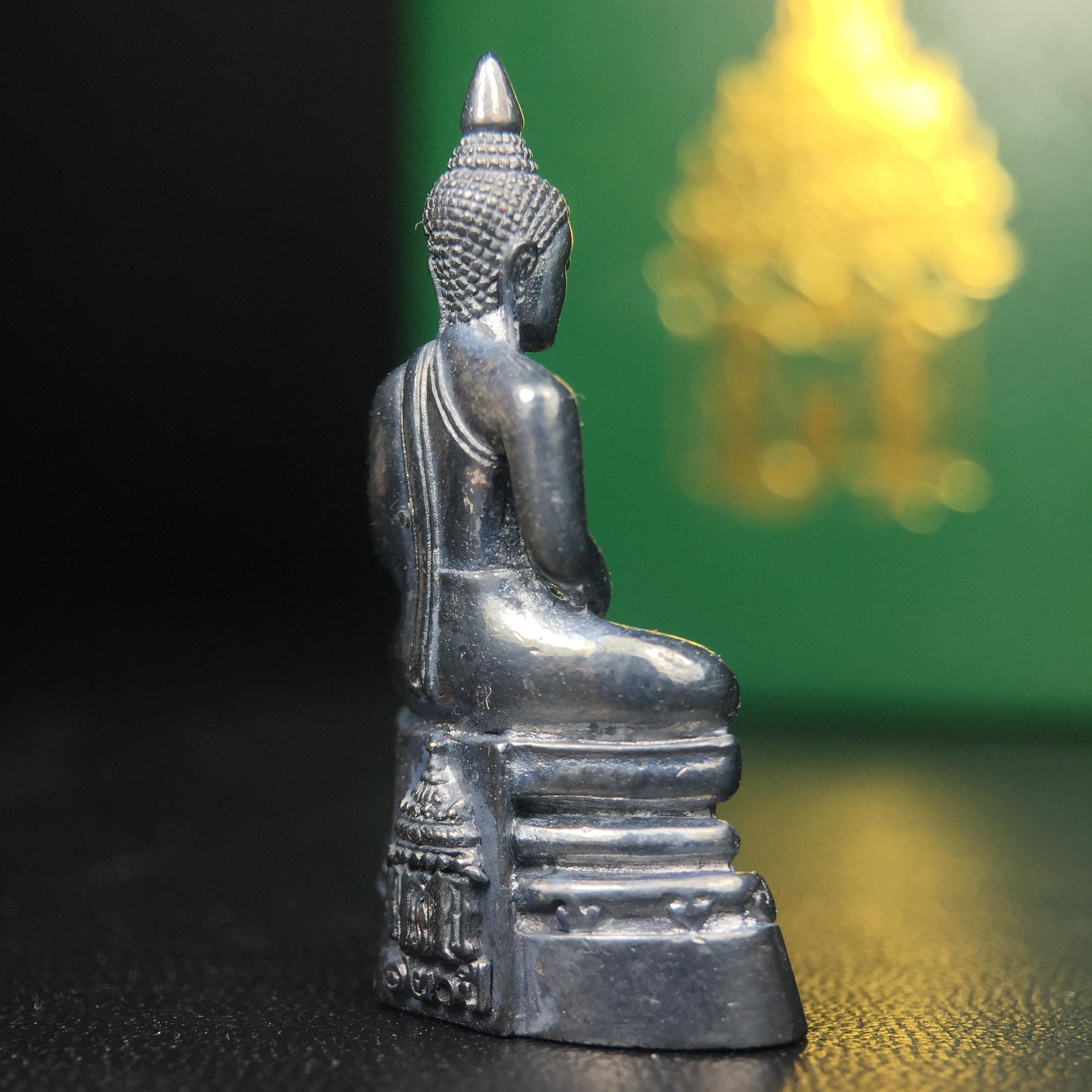 พระพุทธโสธร รุ่น กศก. 120 ปี เนื่องในโอกาสครบ 120 ปี กรมศุลกากร กระทรวงการคลัง จัดสร้าง ปี 2537 เนื้อเงินบริสุทธิ์ 99.9% ผิวขัดเงาลงดำ(งานบริษัท แพรนด้า จิวเวลรี่)สวยงดงาม ทรงคุณค่า