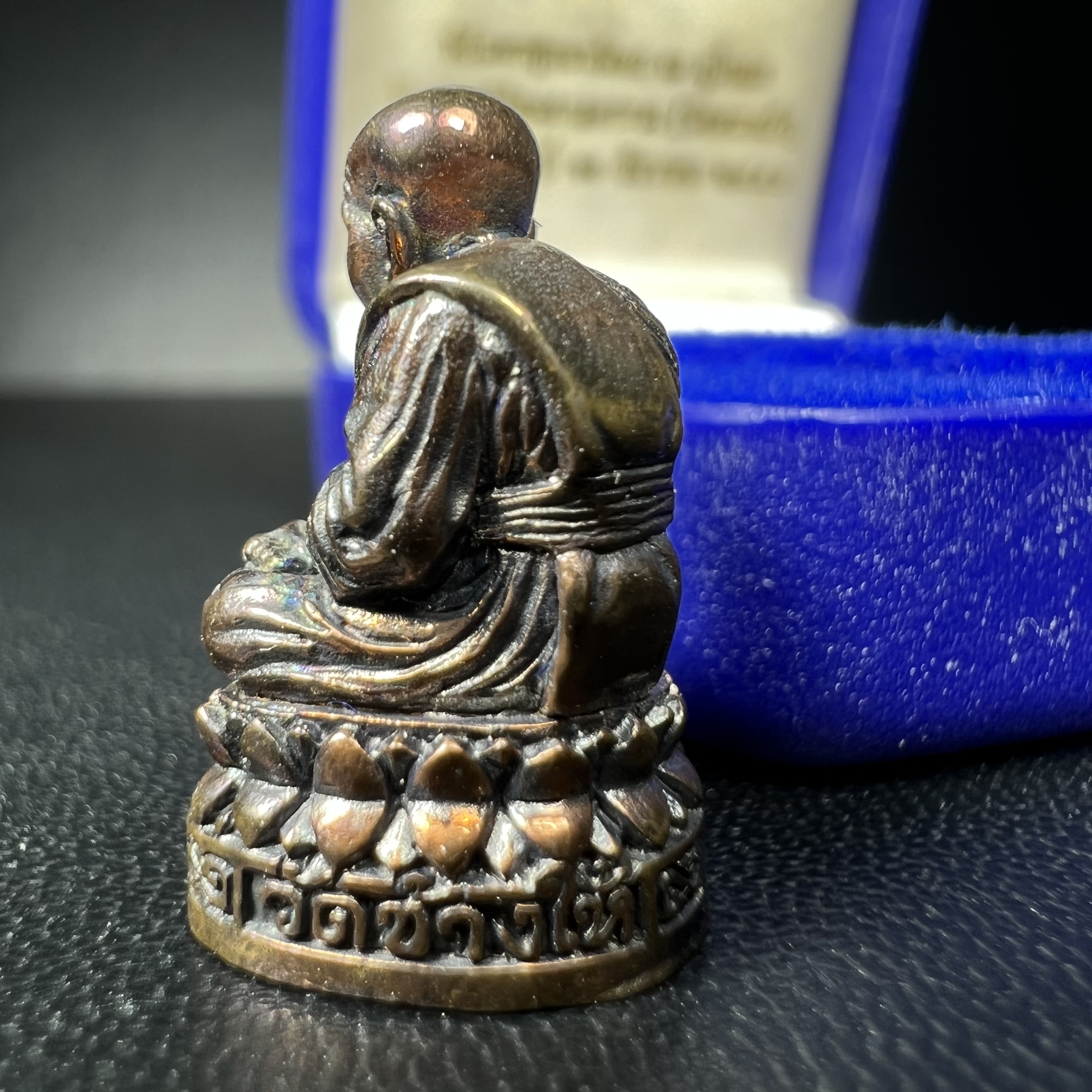 รูปเหมือนหล่อลอยองค์หลวงปู่ทวด รุ่น 111ปี กระทรวงกลาโหม เนื้อนวโลหะรมดำ-ปัดเงา ปี2540 พิธีใหญ่ สภาพสวย เข้มขลัง นิยม พร้อมกล่องบรรจุเดิม