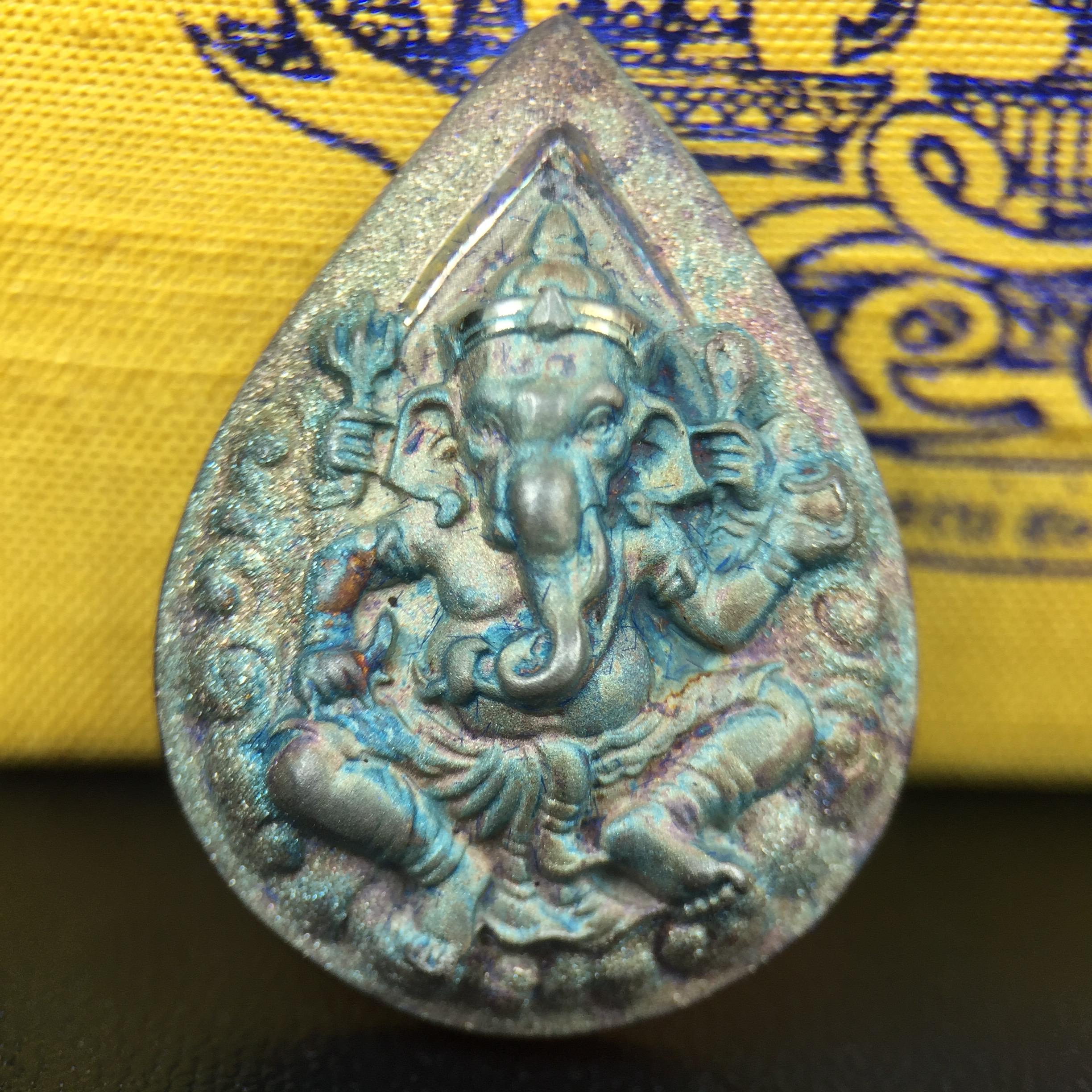 เหรียญพระพิฆเนศวร ญสส. ชุดกาญจนาภิเษกครองราชย์ 50 ปี พุทธศักราช 2538 พิมพ์ใหญ่(2.9 ซม.) เนื้อเงินผิวเดิมกลับดำขึ้นสีรุ้งเข้มขลังงดงามธรรมชาติสร้างสรรค์ สภาพสวยเดิมพร้อมกล่องบรรจุเดิม ตอกโค๊ดหมายเลขกำกับ(1ใน 5539องค์)