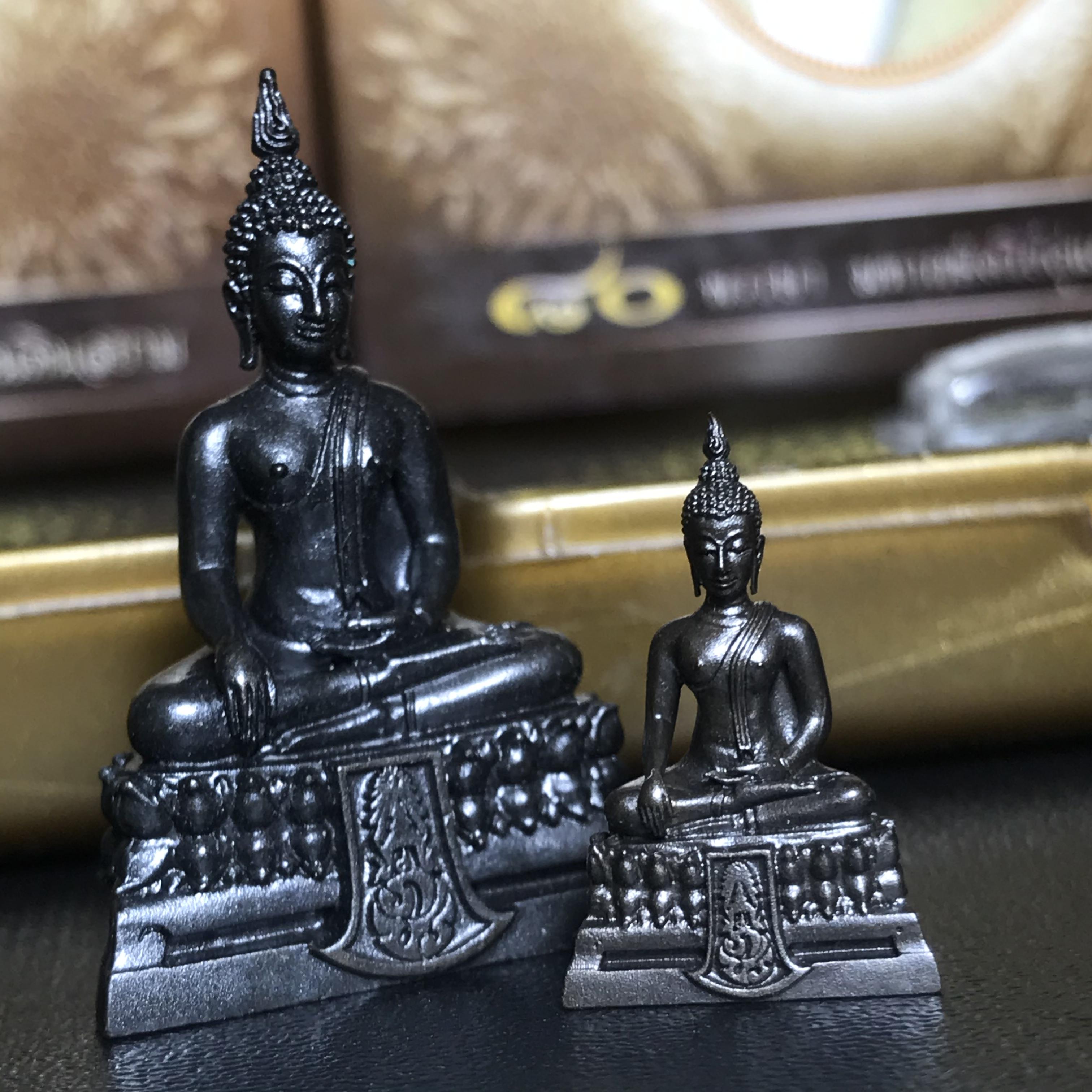 พระพุทธรูปคุ้มเกล้า ภปร. มหามงคล 80พรรษา “รุ่นเย็นศิระเพราะพระบริบาล 80พรรษา มหากษัตริย์คู่แผ่นดินสยาม” เนื้อนวโลหะรมดำ (พิมพ์ใหญ่ ขนาด 18*35 มม.+พิมพ์เล็ก ขนาด 10*21 มม.)