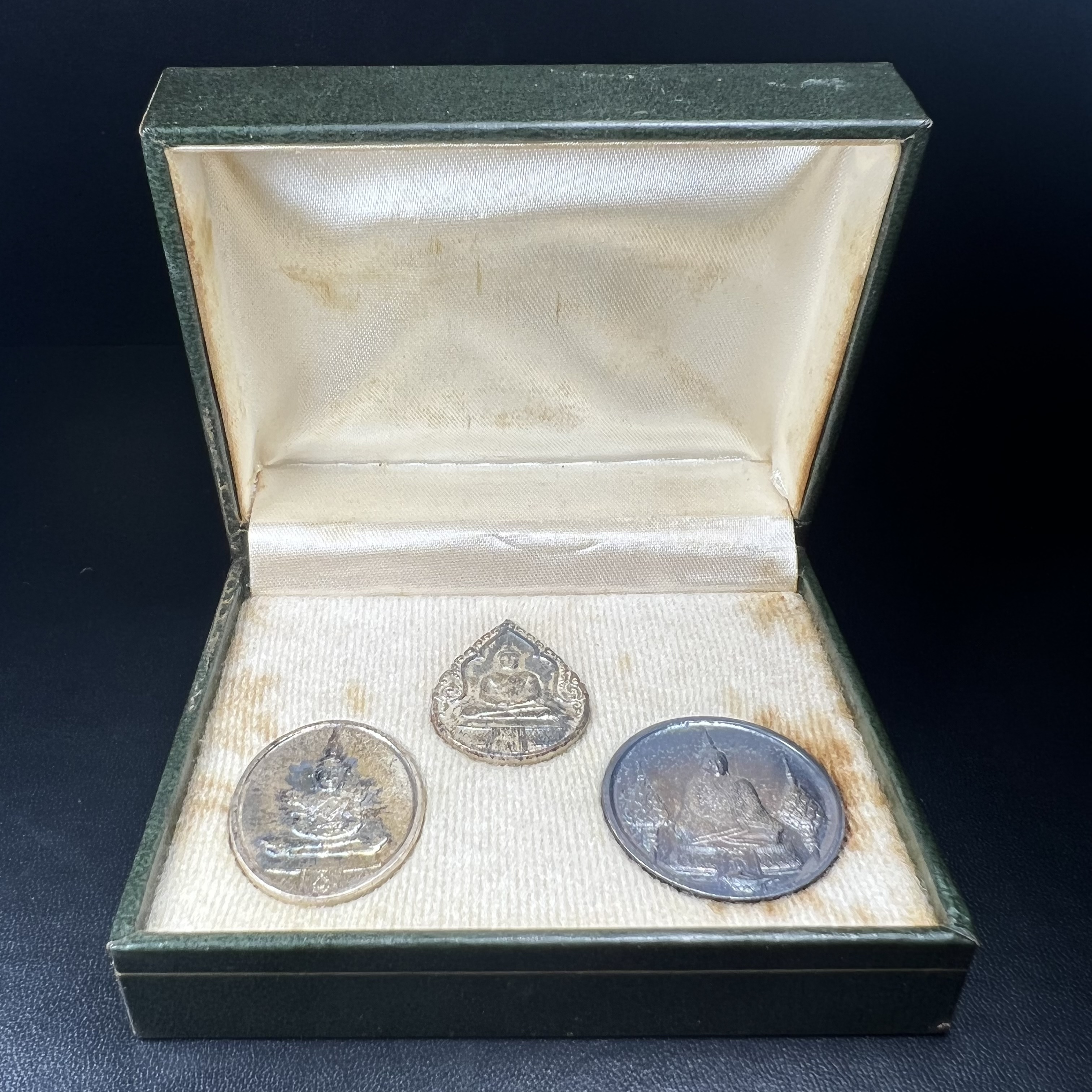 เหรียญพระแก้วมรกตหลัง ภปร. ฉลองกรุงรัตนโกสินทร์ครบ 200 ปี พ.ศ.2525 เนื้อเงิน(ผิวเดิม สวย)กล่องบรรจุเดิมครบ3พิมพ์(บล็อกพระราชศรัธา)(ในหลวงรัชกาลที่9 เสด็จในพิธี)ชอบเก็บแบบผิวเดิมๆชุดนี้เลยแนะนำ ผิวเดิมสวยมาก เสน่ห์พระเนื้อเงิน