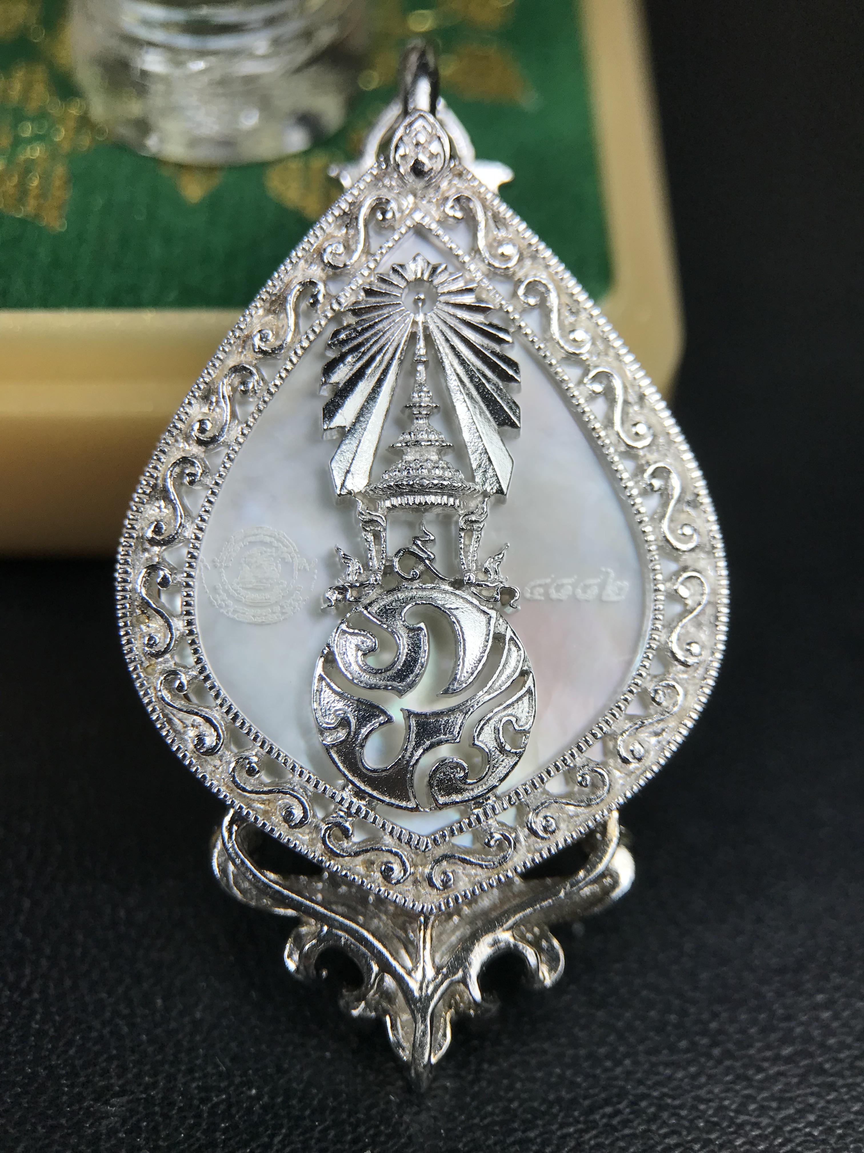พระพุทธชินราช ภปร. 84 พรรษา ทรงหยดน้ำ เนื้อเงินชุบทองคำขาว ขนาด 20*36 มม. (พระราชทานมวลสาร จิตรลดาและเส้นพระเจ้า(เส้นผม)รัชกาลที่9)พุทธศิลป์ทรงคุณค่าอีกหนึ่งรุ่นยอดนิยม งดงาม ทรงคุณค่า หายาก
