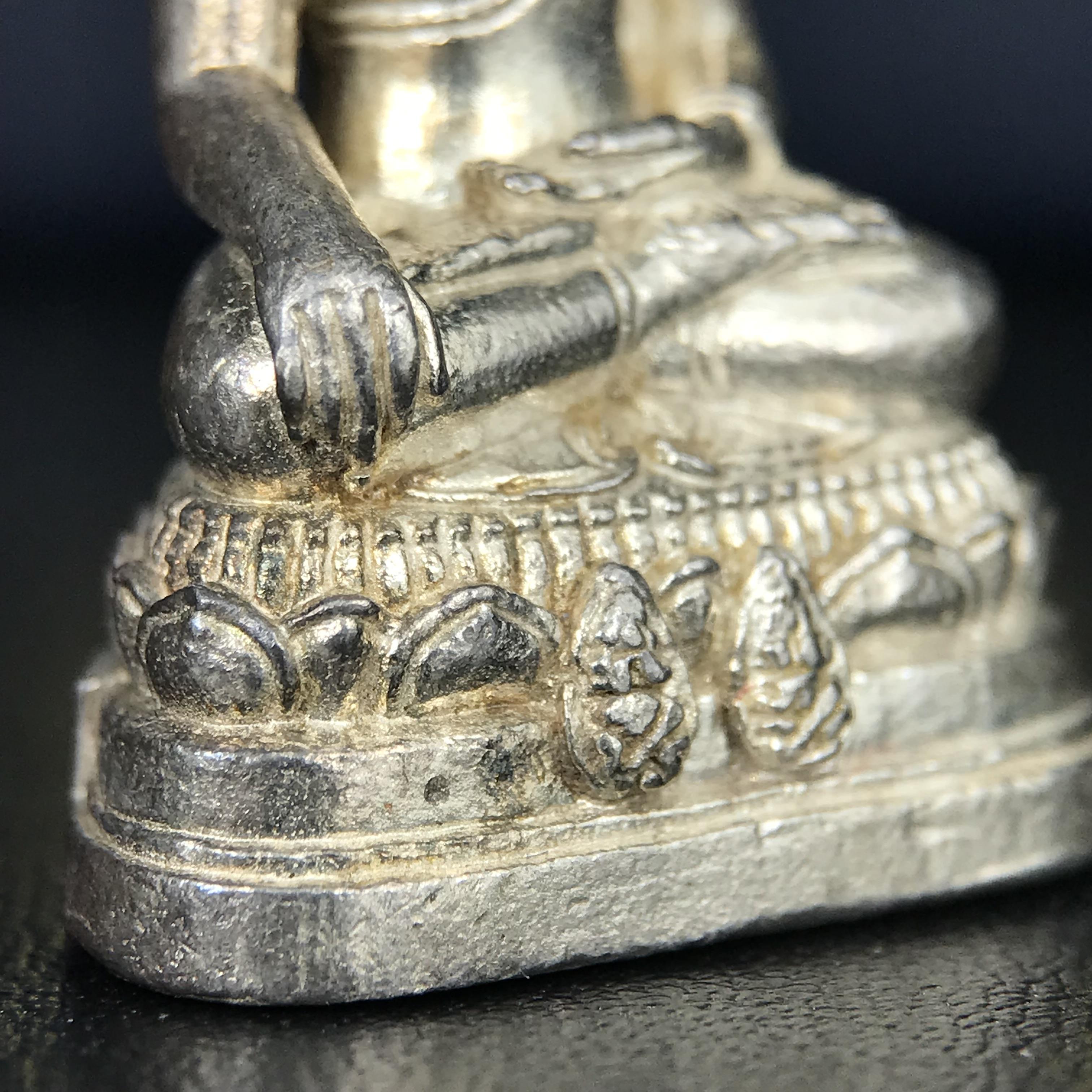 พระกริ่งพระพุทธนรสีห์ จปร.+ภปร. ครบรอบ 100 ปี ธนาคารไทยพาณิชย์ ปี 2550 พระกริ่งเนื้อเงิน(หายาก)(พุทธศิลป์งดงาม)ด้านหน้าฐานประดับด้วยตราสัญลักษณ์ "จปร" และ "ภปร" (องค์เนื้อเงินสร้างน้อย พบเจอน้อยหายาก)1 ใน 2500 องค์