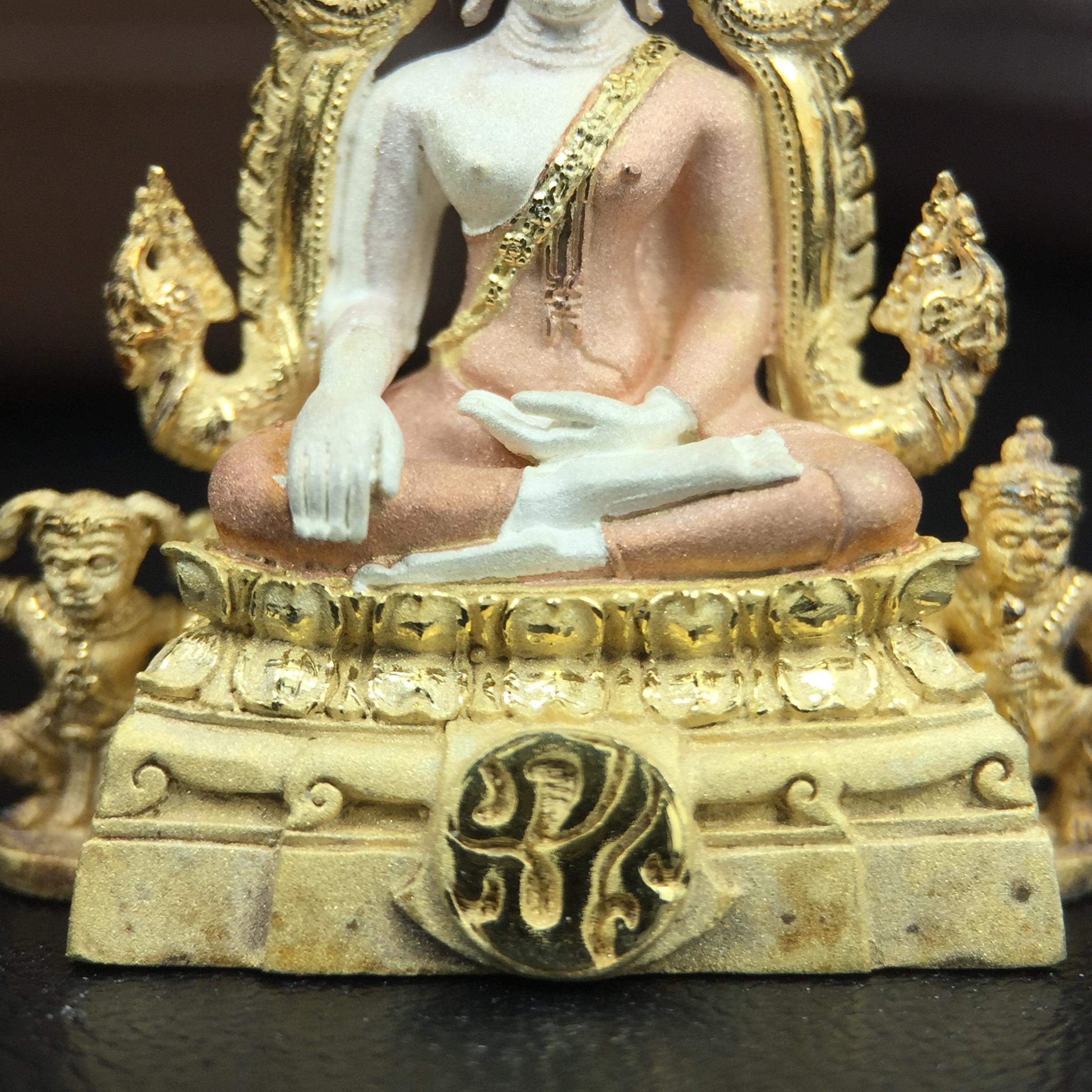 พระพุทธชินราช ภปร. โครงการ "เพราะแผ่นดินนี้ คือ แผ่นดินเกิด" ปี2548(รุ่นแรก) ลอยองค์ หน้าตัก 1/2 นิ้ว เนื้อเงินสามกษัตริย์(ผิวเดิมติดรุ้งๆสวยดีมีเสน่ห์) พุทธศิลป์งดงามทรงคุณค่า รุ่นยอดนิยม