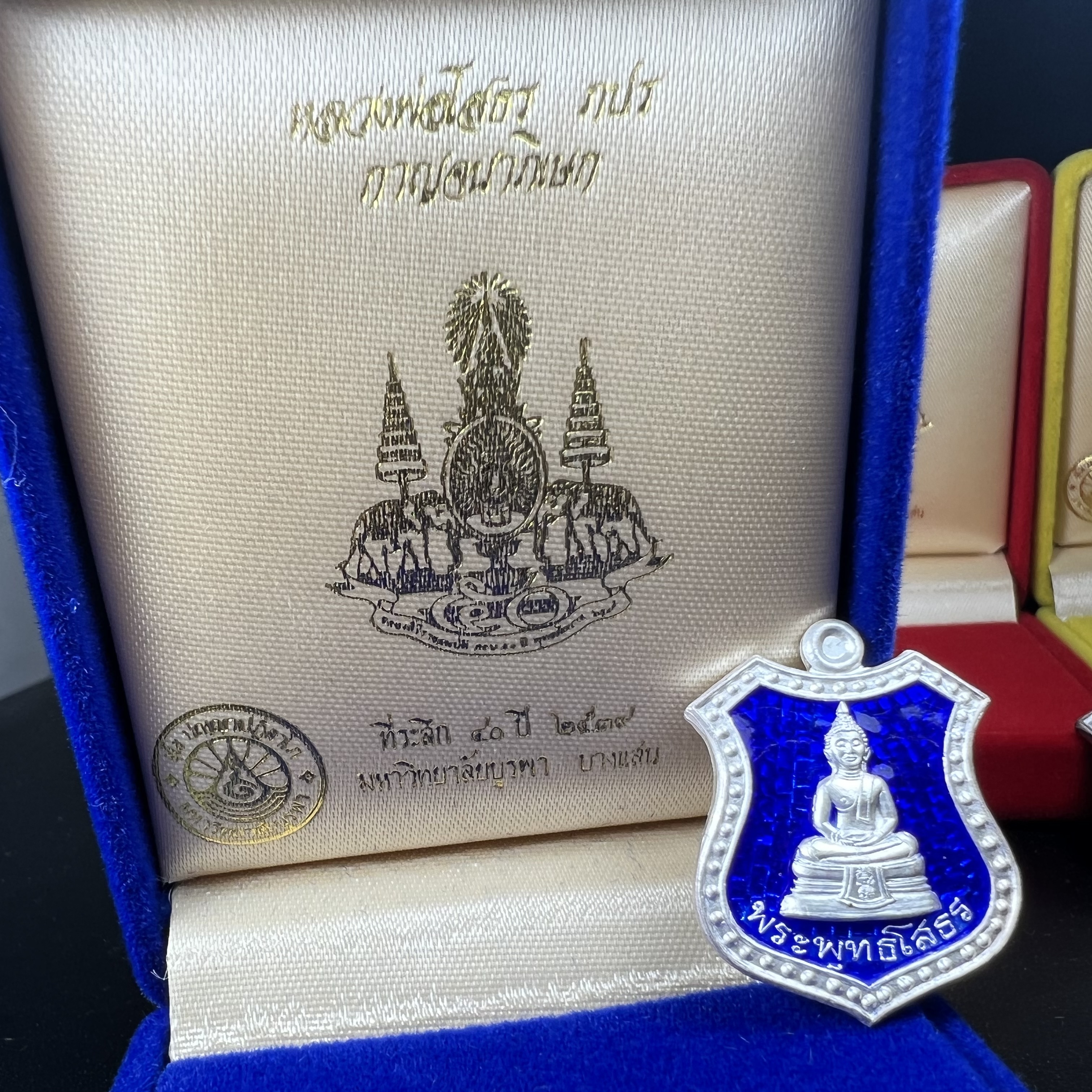 เหรียญหลวงพ่อโสธร ภปร. รุ่นกาญจนาภิเษก จัดสร้างในมงคลวโรกาสที่พระบาทสมเด็จพระเจ้าอยู่หัวรัชกาลที่9 เสด็จเถลิงถวัลย์สิริราชสมบัติ ครบ 50 ปี ในพุทธศักราช 2539 เนื้อเงินลงยา(สีแดง สีเหลือง สีน้ำเงิน สีเขียว)ครบชุดรวม 4 เหรียญ(พิธีใหญ่เข้มขลัง)1 ใน 9950 ชุด