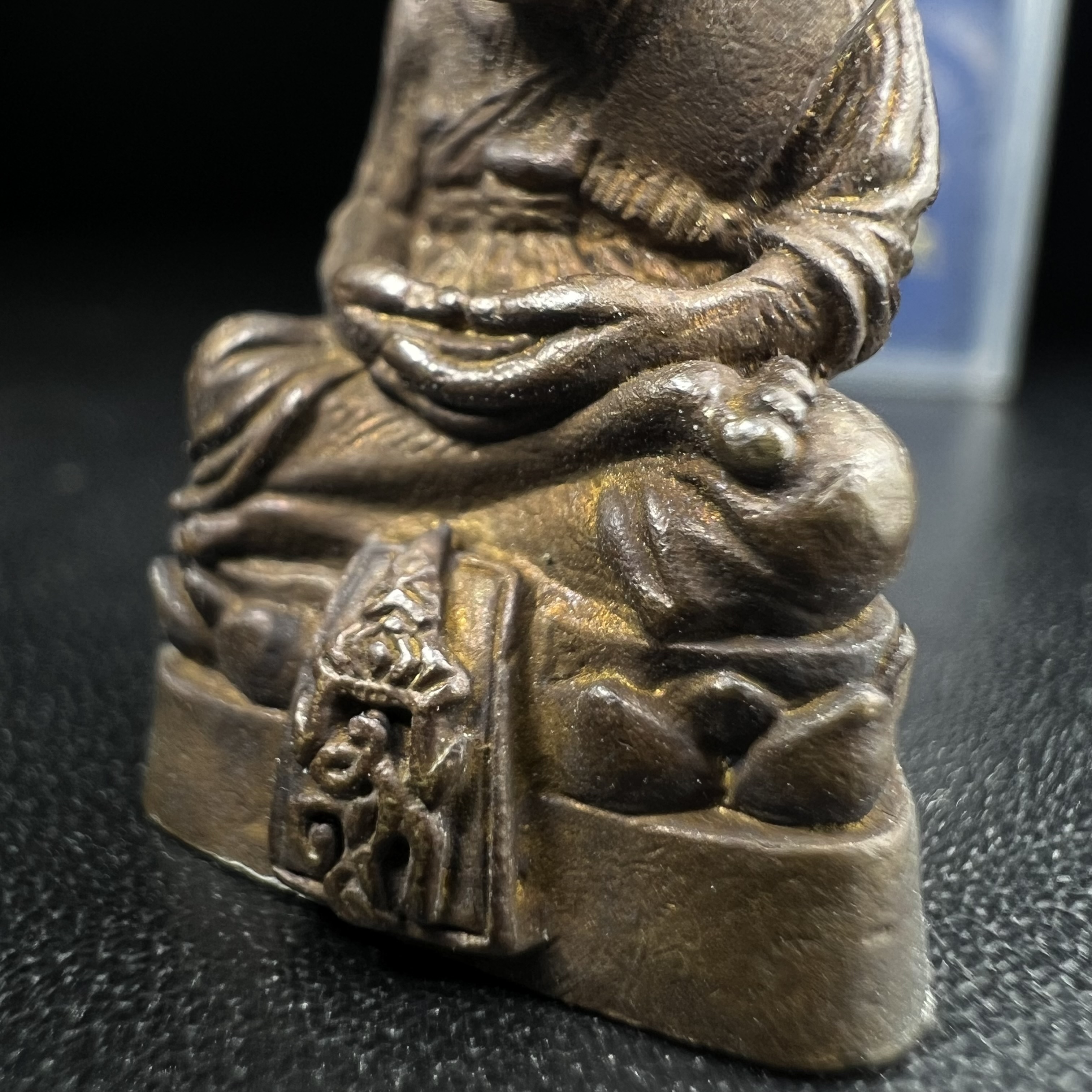 หลวงพ่อทวด พระนามาภิไธย สก. วัดห้วยมงคล จ.ประจวบคีรีขันธ์ ปี 2544(รุ่นแรก) รูปหล่อลอยองค์ ขนาดห้อยคอ หน้าตัก 1.5 ซม. พิมพ์ลอยองค์เนื้อสัตตะโลหะหล่อโบราณ(โลหะผสมรมดำ)(คัดสภาพสวยสมบูรณ์)(คุ้มครองปลอดภัย แคล้วคลาด พิธีใหญ่ มวสสารดี)