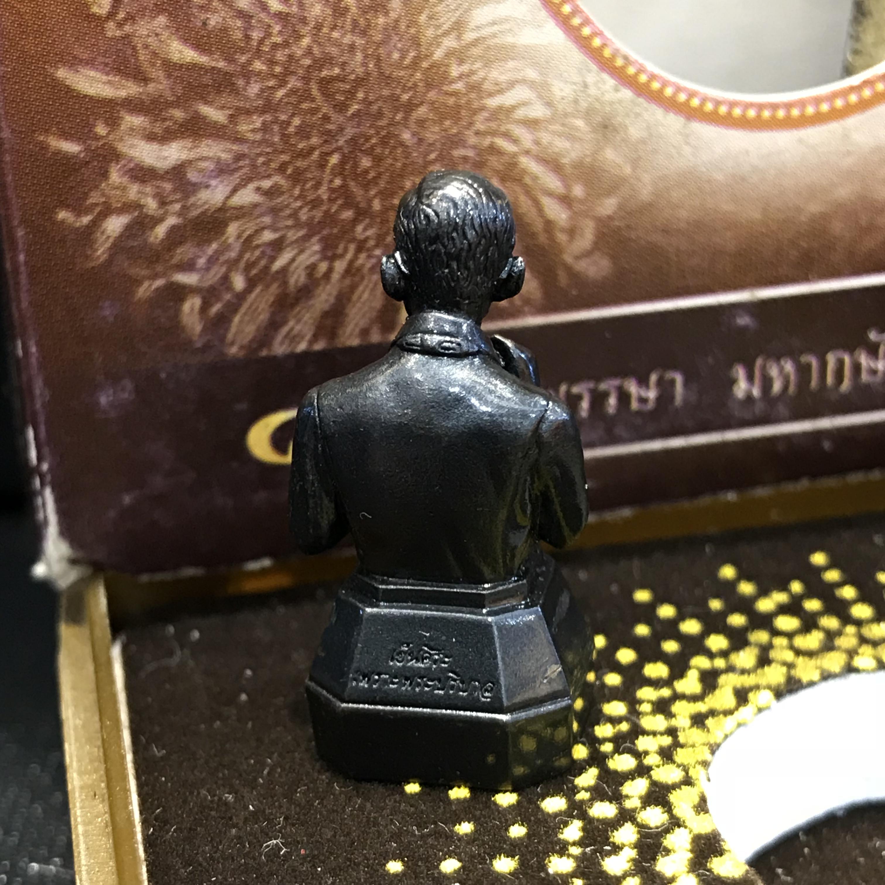 พระบรมรูปหล่อในหลวงทรงงาน(ขนาด 1 นิ้ว) เนื้อนวโลหะรุ่นเย็นศิระเพราะพระบริบาล ตราสัญญาลักษณ์ 80 พรรษา พ.ศ.2550