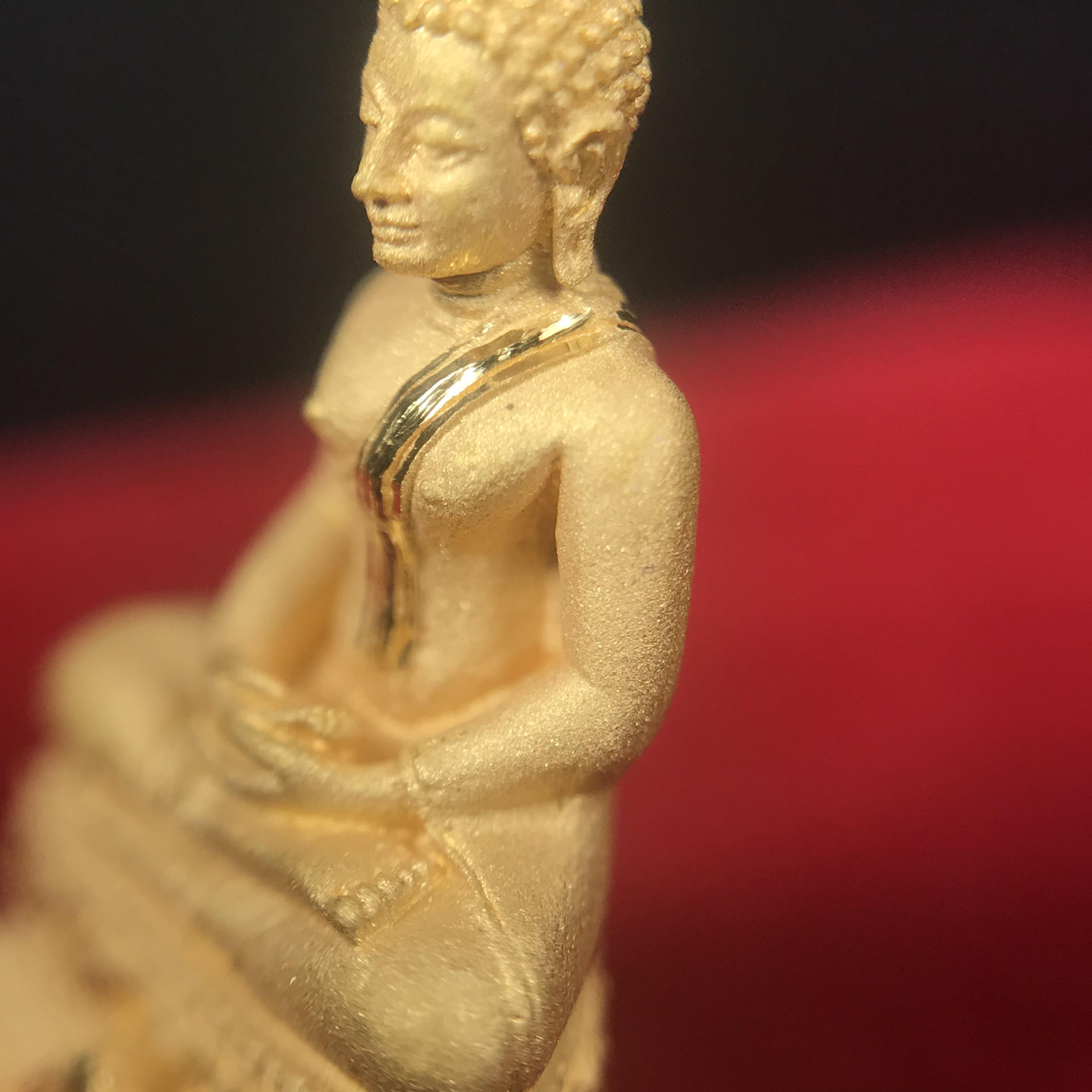 พระชัยวัฒน์พุทธสิหิงค์ ภปร. รุ่นสร้างหอพระธรรมศาสตร์ ปี2542 เนื้อทองคำ(5.9 กรัม) มหาพิธี 3วาระอันยิ่งใหญ่(1ใน5000องค์)