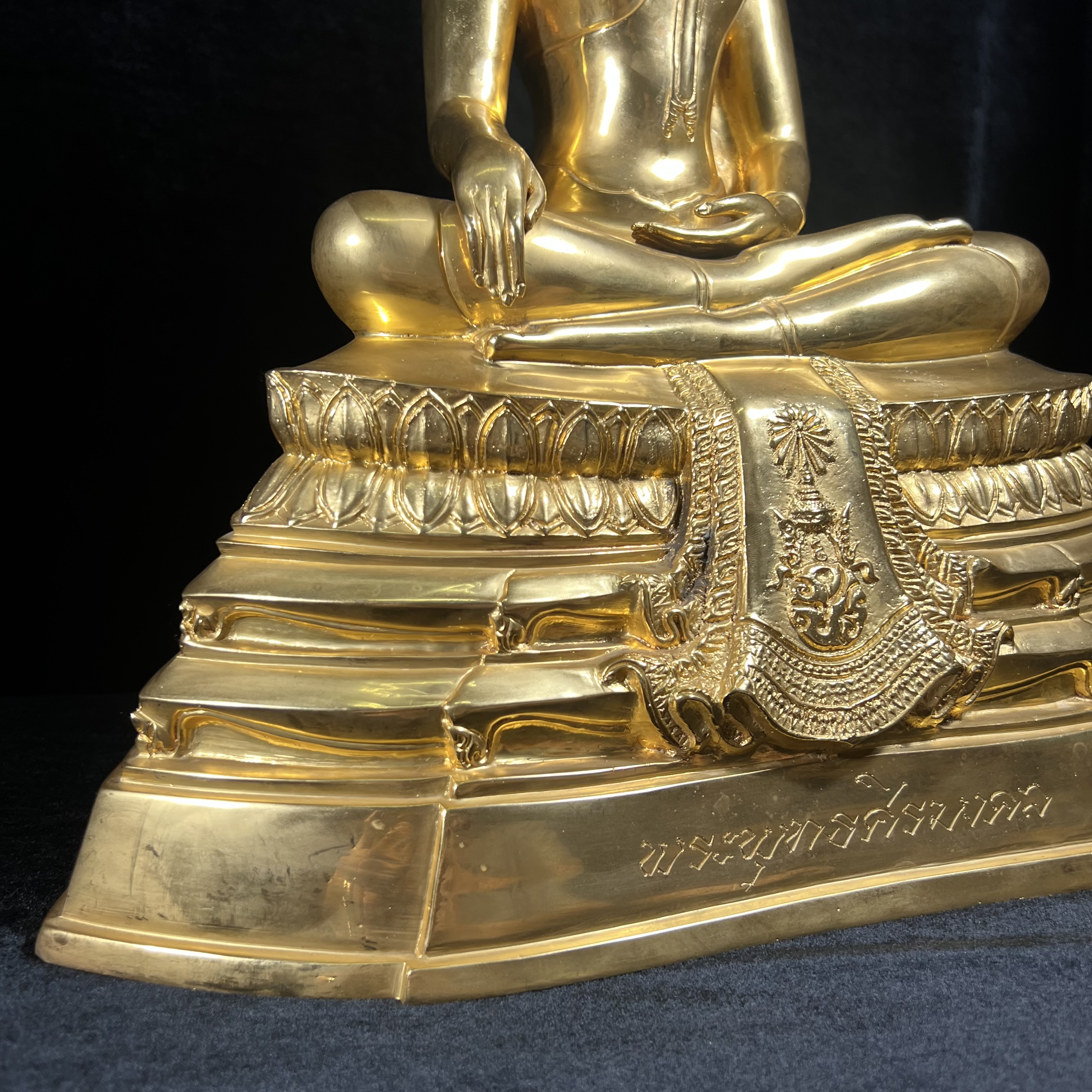 พระบูชาพระพุทธศิรมงคล ภปร. วัตถุมงคลคุ้มเกล้า ปี 2524 ของมูลนิธิคุ้มเกล้า โรงพยาบาลภูมิพลจัดสร้าง ขนาดหน้าตัก 9นิ้ว(ในหลวงรัชกาลที่9 ทรงจุดไฟพระฤกษ์และเททอง พิธีใหญ่)ยอดนิยมหายาก