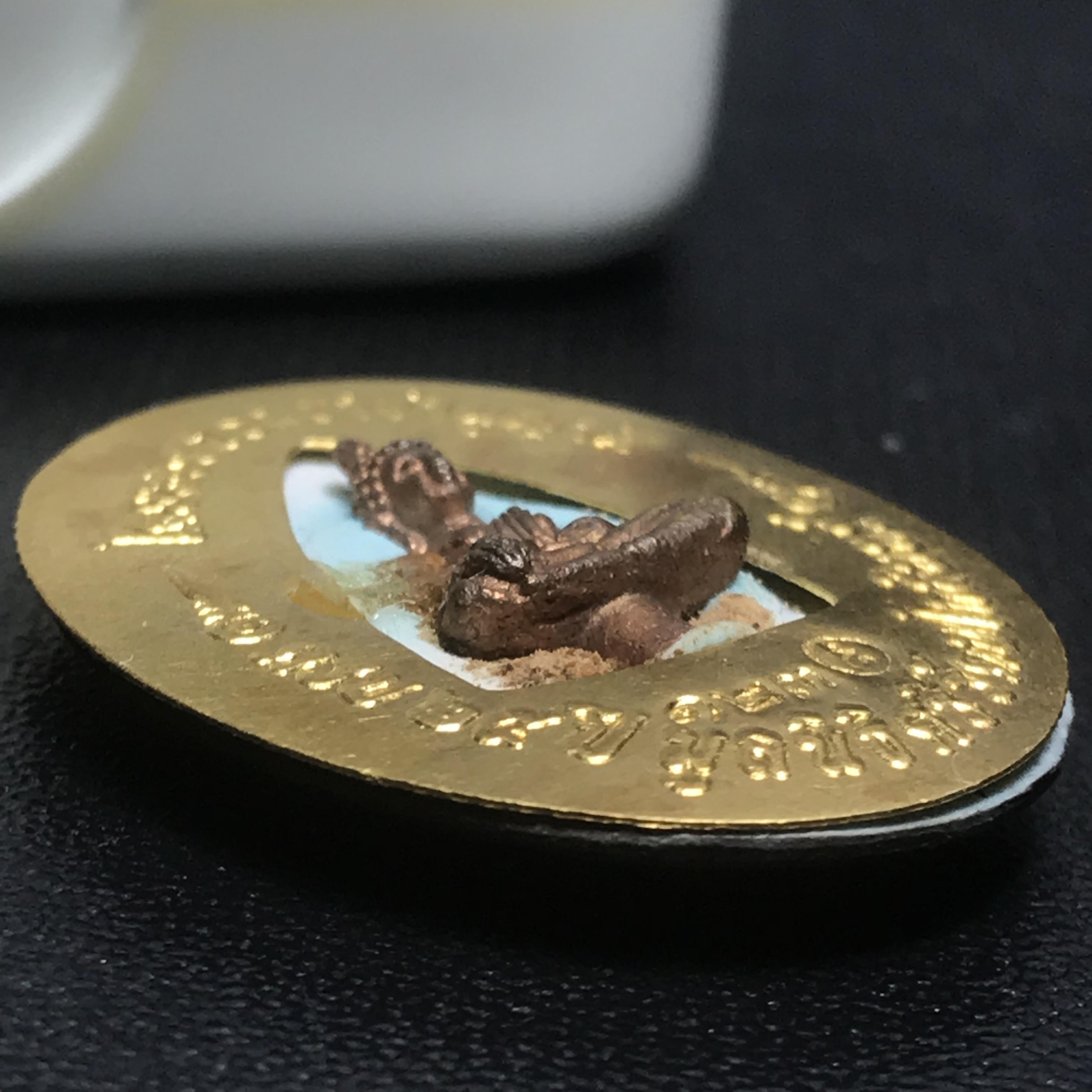 ล็อกเกตในหลวงรัชกาลที่9 ที่ระลึกครบ 25 ปี มูลนิธิศรีรัตนโกสินทร์ วัดสุทธาราม พ.ศ. 2550 พิมพ์ทรงวงรีรูปไข่เล็ก ฉากสีทอง หลังปิดแผ่นทองคำ ฝังพระยอดธง บรรจุมวลสารจิตรลดาและเกศาในหลวง ร.9 (หมายเลข 123)(นัมเบอร์สวยเลขเรียง)(นิยมหายากสุด)(1 ใน 422 องค์)