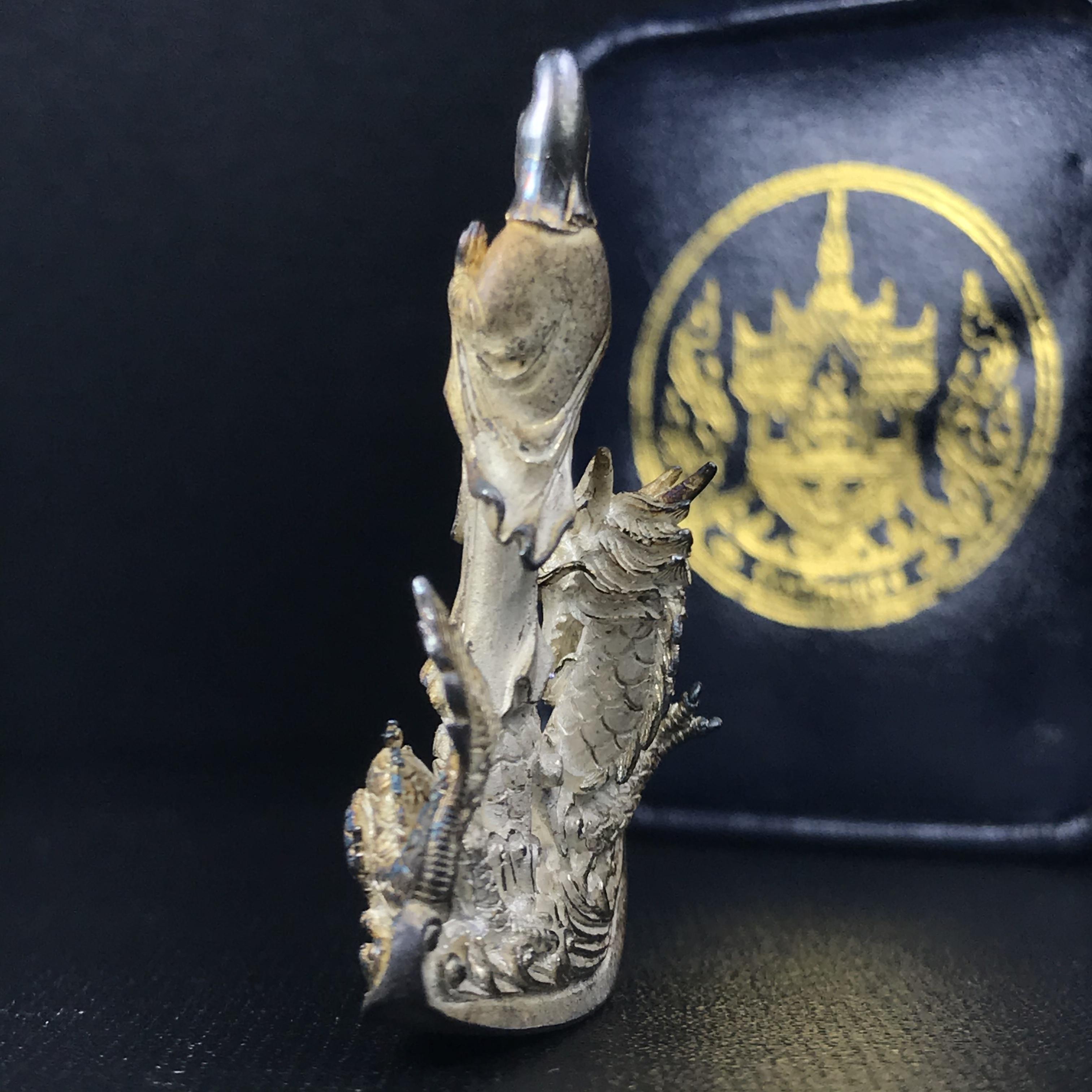 รูปหล่อลอยองค์พระโพธิสัตว์กวนอิม ทรงประทับมังกร จ.ระนอง เนื้อเงิน พิมพ์ใหญ่(สภาพผิวเดิม ขึ้นสีรุ้งธรรมชาติ แบบนิยม) เฉลิมฉลองในวโรกาสที่พระบาทสมเด็จพระเจ้าอยู่หัวทรงครองสิริราชสมบัติครบ 50 ปี จ.ระนอง พ.ศ.2539