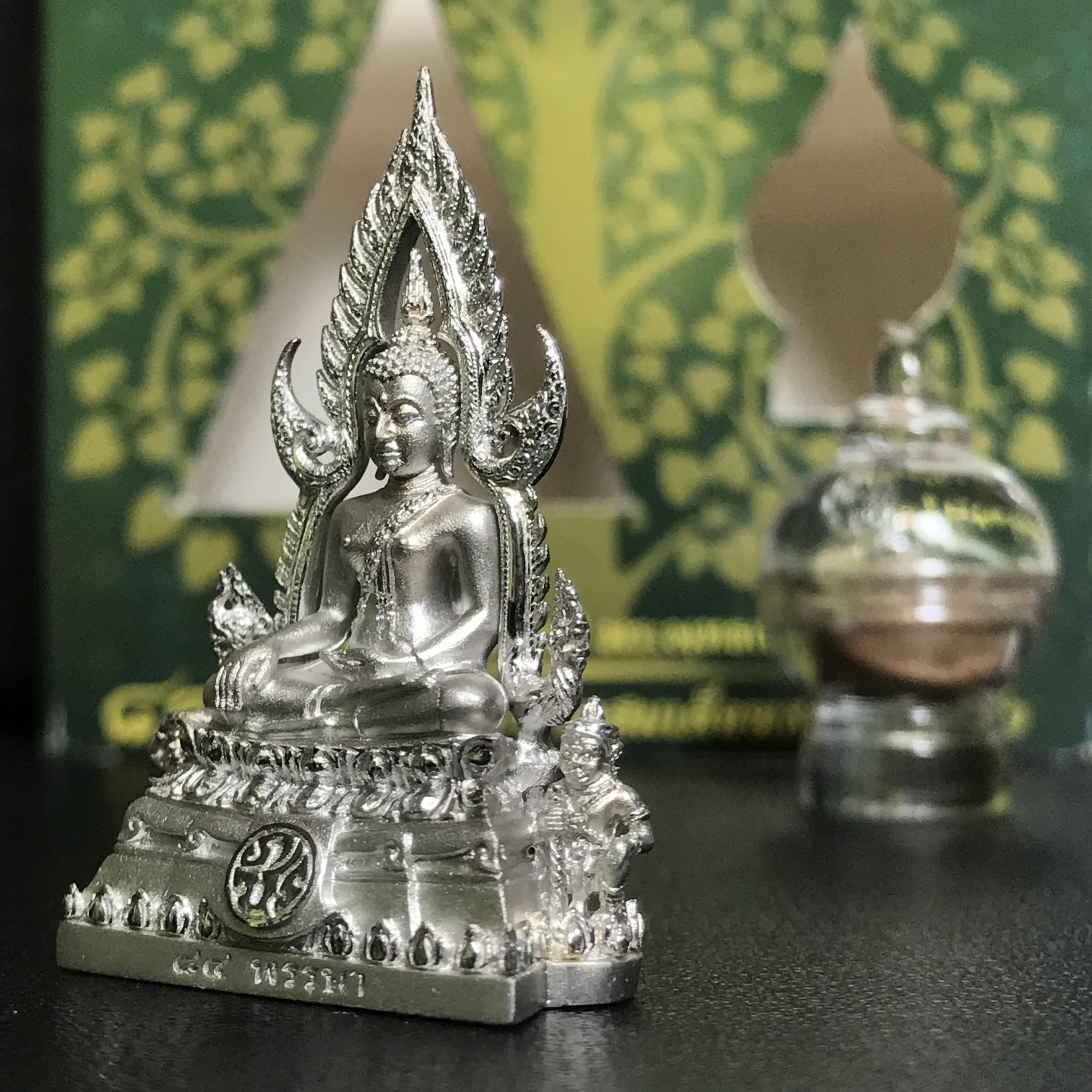 พระพุทธชินราช(จำลอง) ภปร. 84 พรรษา เนื้อเงินชุบทองคำขาว พิมพ์กลางขนาดหน้าตัก 1/2 นิ้ว(1ใน5000องค์) )(พระราชทานมวลสาร จิตรลดาและเส้นพระเจ้า(เส้นผม)รัชกาลที่9)