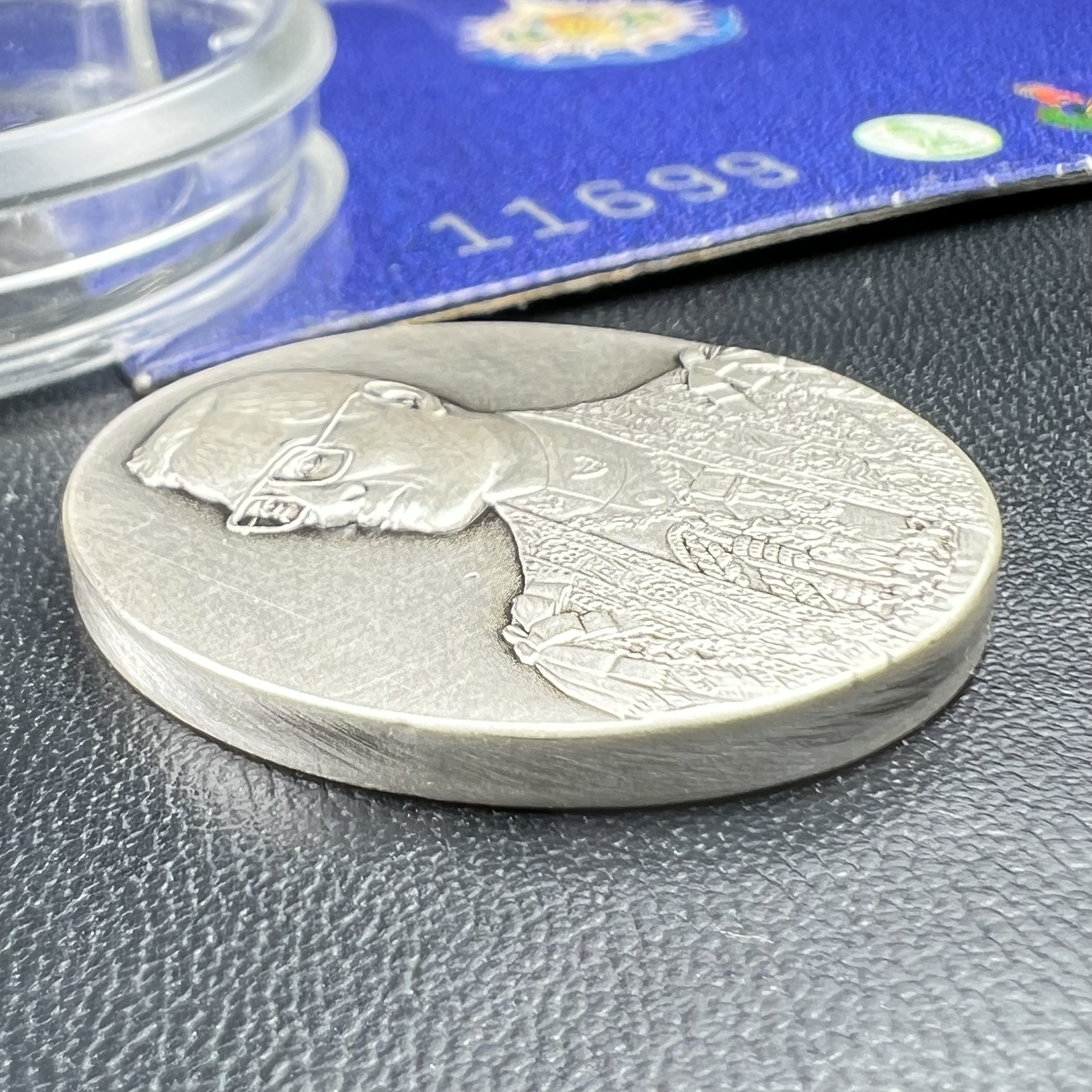 เหรียญ ร.9 เฉลิมพระเกียรติ 72 พรรษา 3 มิติโฮโลแกรม(รุ่นแรก) เหรียญนิเกิ้ลเคลือบเงิน 999(ชุบเงินรมดำ)(ผลิตจากโรงงานกษาปณ์ฮูกานินทร์ ประเทศสวิสเซอร์แลนด์) (สภาพสวยเดิมพร้อมซองบรรจุเดิม)หมายเลข11699(เลขสวย)