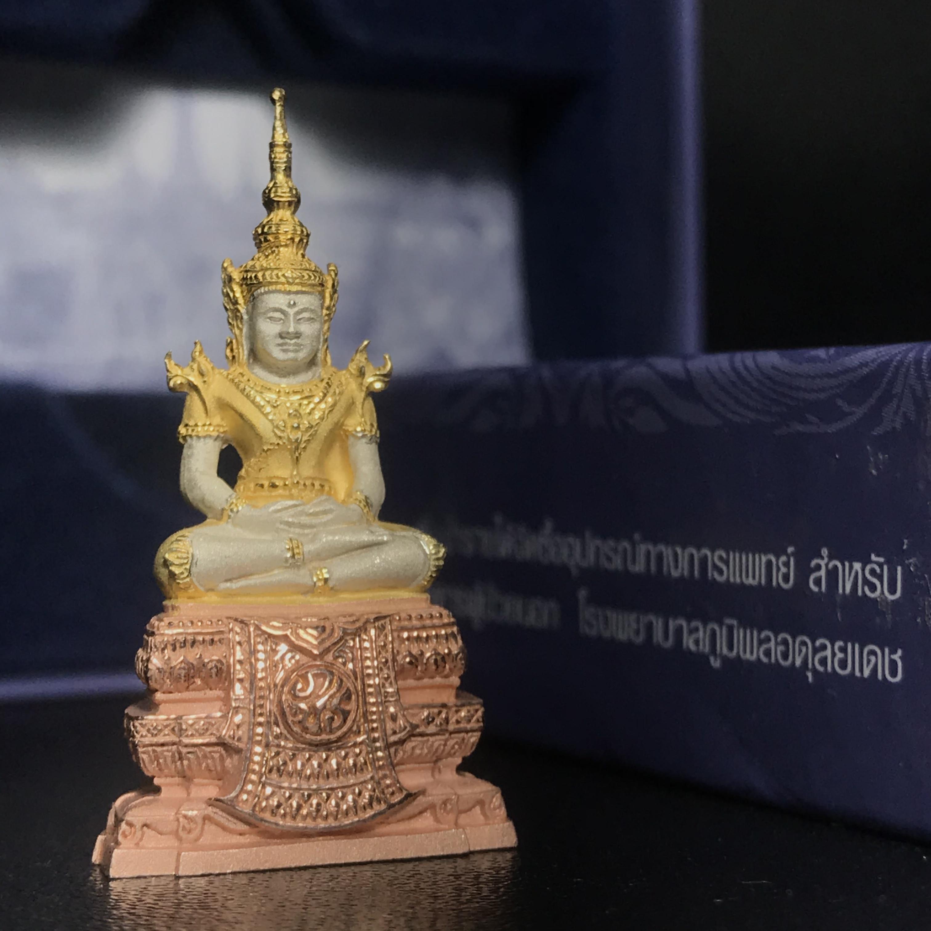 พระแก้วมรกต ภปร. ปี2547 จัดสร้างโดย รพ.ภูมิพลฯ เนื้อเงิน (3 กษัตริย์)ลอยองค์ หน้าตัก 1/2 นิ้ว(1ใน3000องค์)