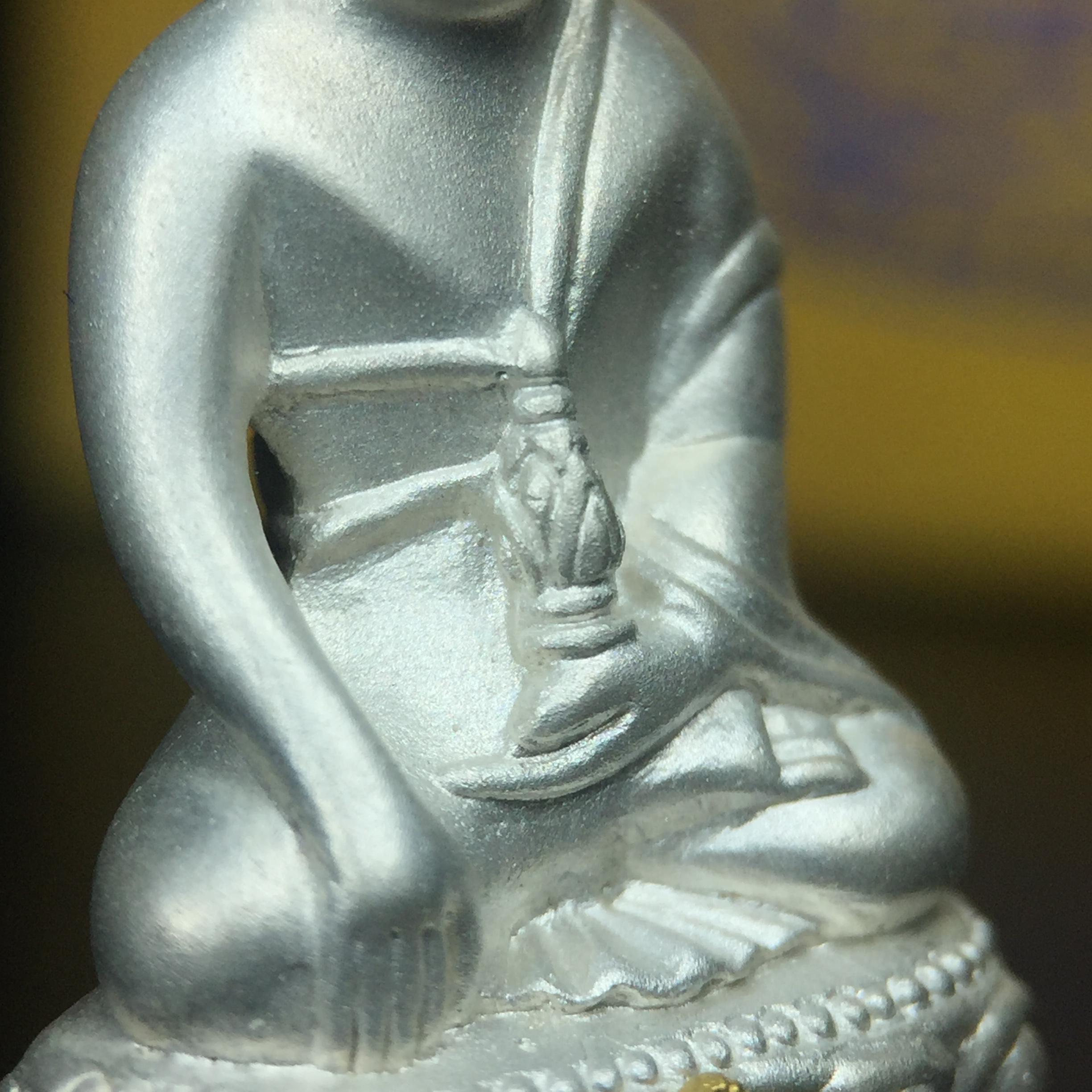 พระกริ่งสมเด็จญาณ วัดบวรนิเวศวิหาร เนื้อเงินบริสุทธิ์ 92.5% ตรากาญจนาภิเษกทองคำ(เนื้อทองคำแท้) พระราชทานแจกเมื่อ 3 ตุลาคม 2538 จัดสร้างในวโรกาส สมเด็จพระญาณสังวร สมเด็จพระสังฆราช ฉลองพระชนมายุครบ 82 พรรษา และฉลองครองราชสมบัติครบ 50 ปี รัชกาลที่ 9(หายาก)