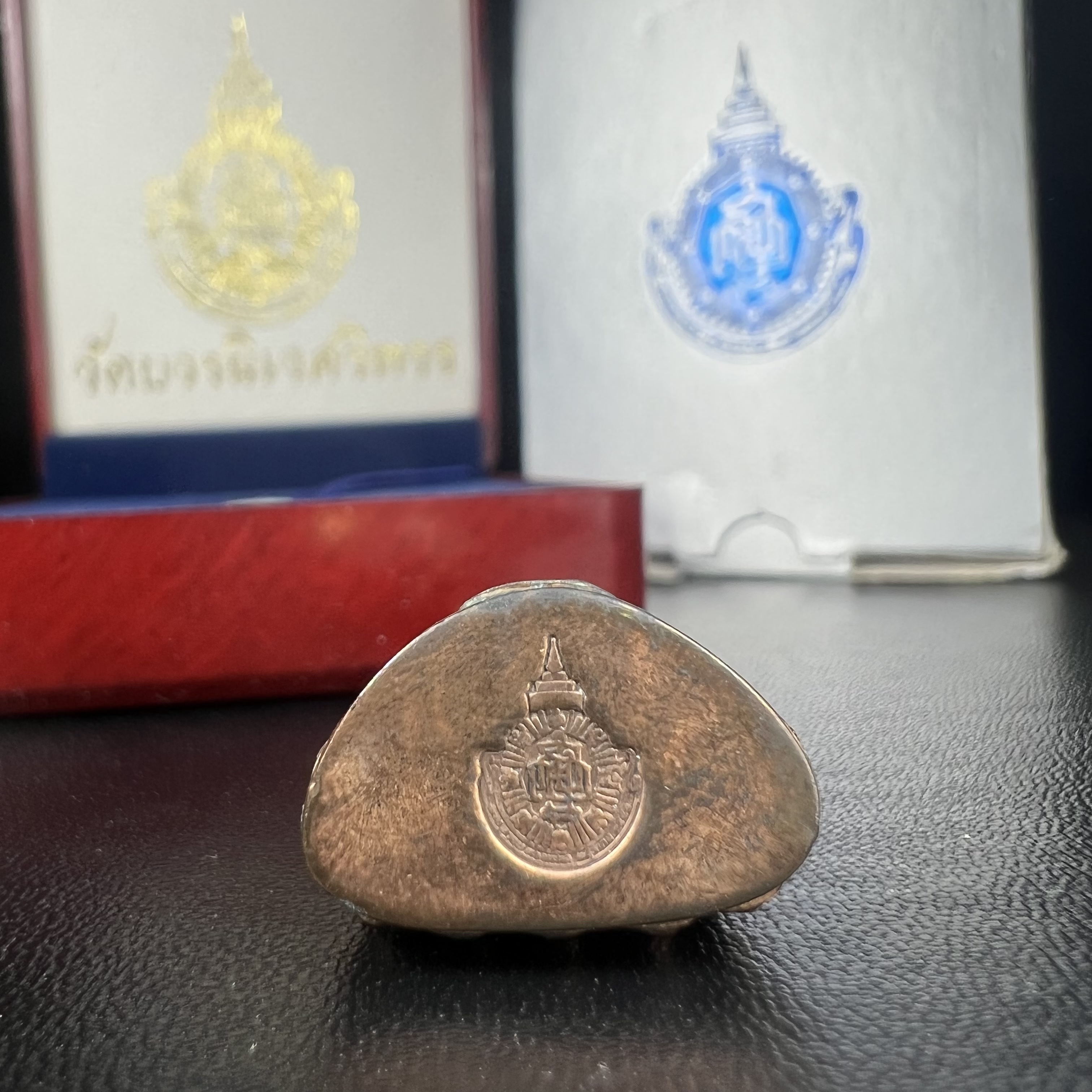 พระกริ่ง 8 รอบ ญสส. 96 พรรษา สมเด็จพระญาณสังวร สมเด็จพระสังฆราช สกลมหาสังฆปรินายก วัดบวรนิเวศวิหาร ปี 2552 เนื้อนวโลหะเต็มสูตรแก่ทองคำ(1 ใน 2999 องค์)