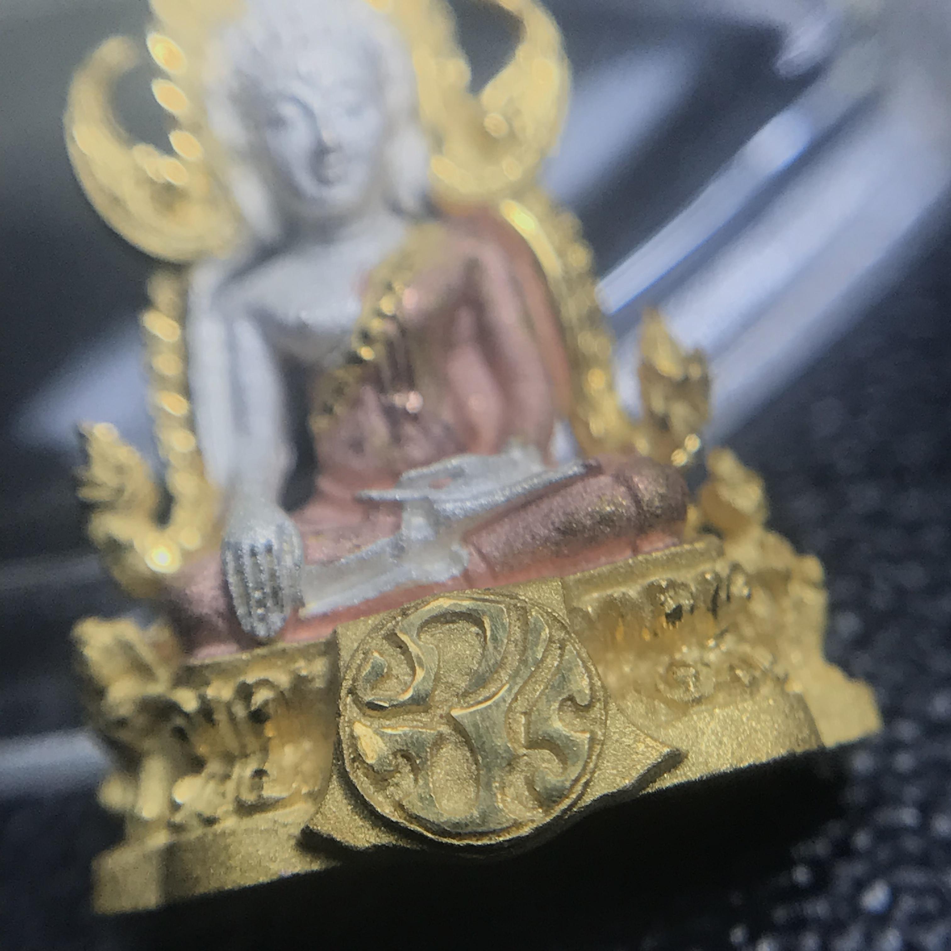 พระพุทธชินราช ภปร. โครงการ เพราะแผ่นดินนี้คือแผ่นดินเกิด เนื้อเงินชุบสามกษัตริย์ ปี2551 ขนาดหน้าตัก1/4นิ้ว (สวยงามหายาก)