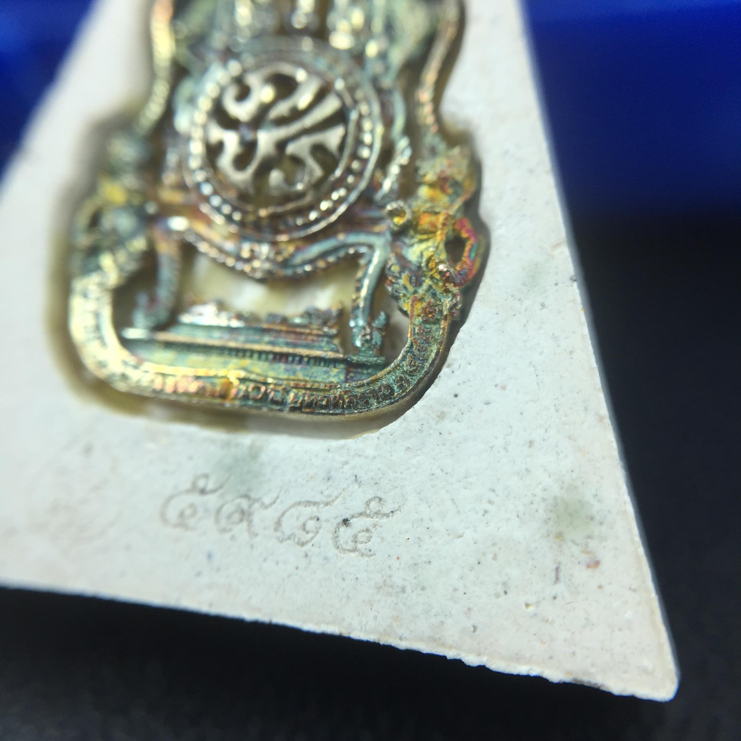 พระแก้วมรกต(จำลอง)ทรงเครื่องฤดูร้อน พระผงบูชา ด้านหน้าปิดทอง ด้านหลังตราฉลองสิริราชสมบัติครบ 60ปี เนื้อเงินขึ้นสีรุ้งธรรมชาติสร้างสรรค์งดงาม(รุ่นนี้ได้พระราชทานเส้นพระเจ้า(เส้นผม)รัชกาลที่9ในการจัดสร้าง)***องค์นี้พิเศษมองเห็นเส้นผมติดอยู่ด้านหลังชัดเจน***